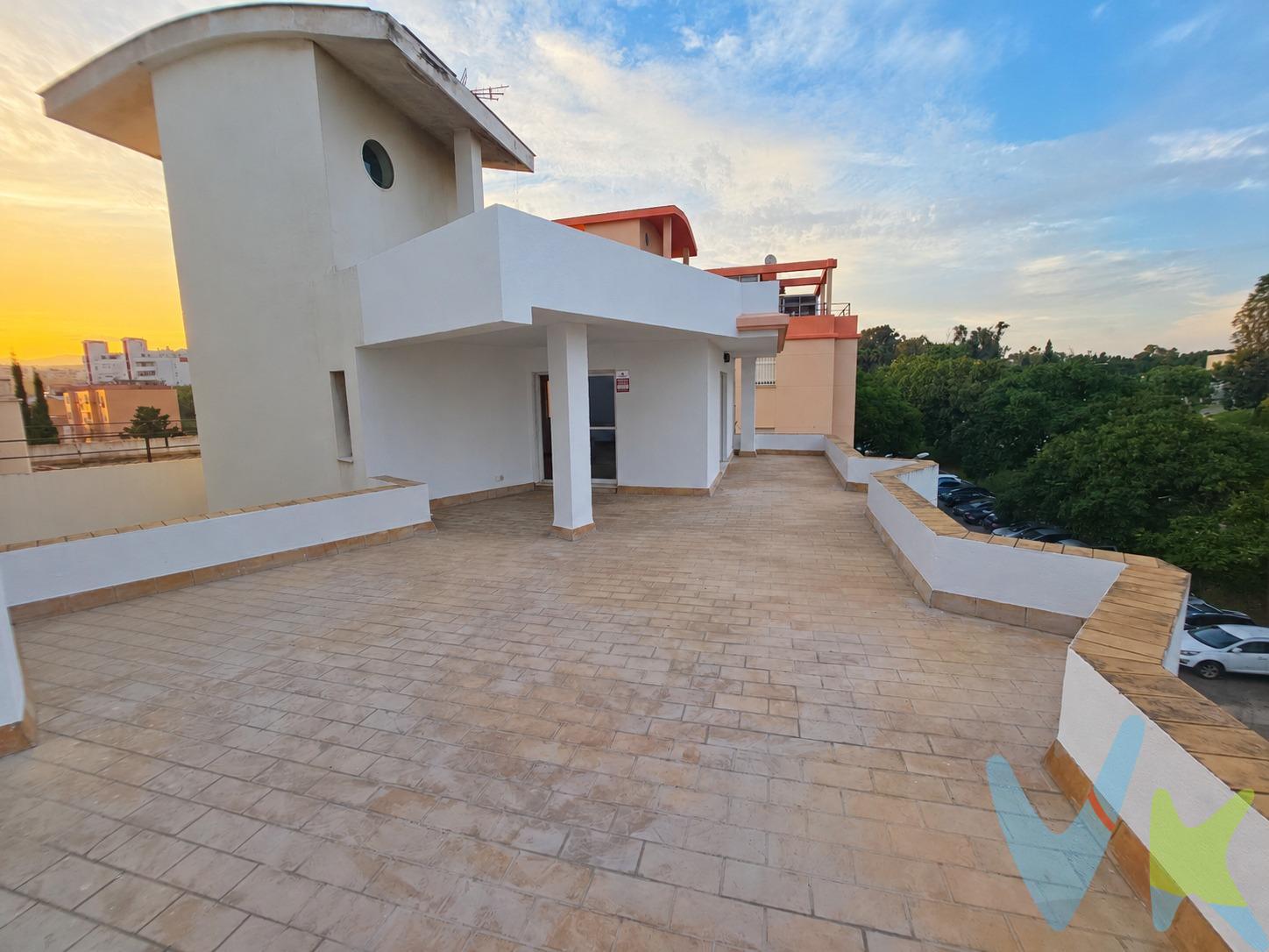 ESTA VIVIENDA SE ENCUENTRA EN UN PERIODO DE PUJAS AL ALZA QUE FINALIZA EL DÍA 05 DE NOVIEMBRE. ESTUDIO ÁTICO CON GRAN TERRAZA PRIVADA Y VISTAS A LA BAHÍA DE ALGECIRAS. Os presentamos este singular estudio ático con una espectacular terraza de aproximadamente 70 m² de uso exclusivo, situado en la última planta de un edificio junto al Paseo Juan Pérez Arriete. La vivienda cuenta con 45,13 m² construidos y 29,86 m² útiles, distribuidos en un espacio diáfano que integra salón, zona de descanso y espacio para cocina, además de baño independiente. Se trata de un estudio, sin dormitorio separado. Su gran atractivo es su extraordinaria terraza, con porche cubierto, diferentes ambientes y magníficas vistas panorámicas al mar y a la Bahía de Algeciras. Un espacio ideal para disfrutar del aire libre durante todo el año. Ubicación privilegiada, a pocos minutos andando de El Corte Inglés y a unos 3 km de la playa del Rinconcillo, con comercios, servicios y el centro de Algeciras muy próximos. Una propiedad única para quienes buscan un estudio con una terraza excepcional, vistas al mar y una ubicación estratégica. IMPORTANTE: El edificio dispone de ascensor, actualmente fuera de servicio. Su restitución se ha planteado ante la comunidad de propietarios, sin acuerdo confirmado por el momento. Consulta con Surhome las condiciones del procedimiento de pujas. 