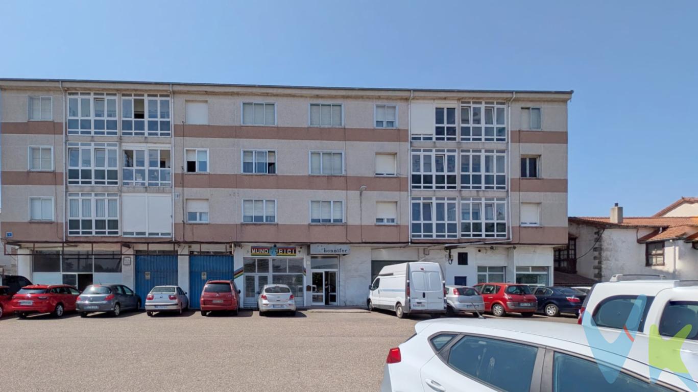 En la entrada de Matamorosa, a un paso de Reinosa, se encuentra este piso de 78 m² situado en una primera planta. Una vivienda luminosa, cómoda y muy bien ubicada, perfecta tanto como residencia habitual como para quienes buscan una inversión con buena rentabilidad.La vivienda dispone de tres amplias habitaciones, cocina independiente y un baño completamente reformado. Su distribución está muy bien aprovechada y todas las estancias, excepto el baño, son exteriores, lo que proporciona una excelente entrada de luz natural durante todo el día.Las ventanas han sido renovadas con carpintería de PVC oscilobatiente, mejorando el aislamiento térmico y acústico. Únicamente las de la galería se mantienen en aluminio y cuentan con orientación sur, aportando una agradable luminosidad.El edificio ofrece una imagen cuidada, con portal reformado, ascensor nuevo y zonas comunes en muy buen estado. Además, justo debajo del inmueble existe una amplia zona de aparcamiento, un valor añadido muy apreciado por los vecinos.El entorno también suma puntos: frente a la vivienda hay un parque y junto al edificio discurre el carril bici, creando un ambiente tranquilo y agradable para el día a día. Todo ello con una cuota de comunidad de tan solo 30  al mes, un gasto muy contenido.Por sus características, su estado y su ubicación, esta vivienda representa también una excelente oportunidad para inversores. La renta estimada de 550  mensuales ofrece una rentabilidad muy interesante, permitiendo obtener ingresos desde el primer momento con una inversión fácil de gestionar.Además de nuestra oficina principal en el centro de Santander, en la Calle  Juan de Herrera, también nos encontrarás en Suances y Torrelavega. Queremos  estar más cerca de ti! Así, como tu inmobiliaria de confianza en Cantabria, estamos  siempre accesibles y listos para ayudarte en lo que necesites. 