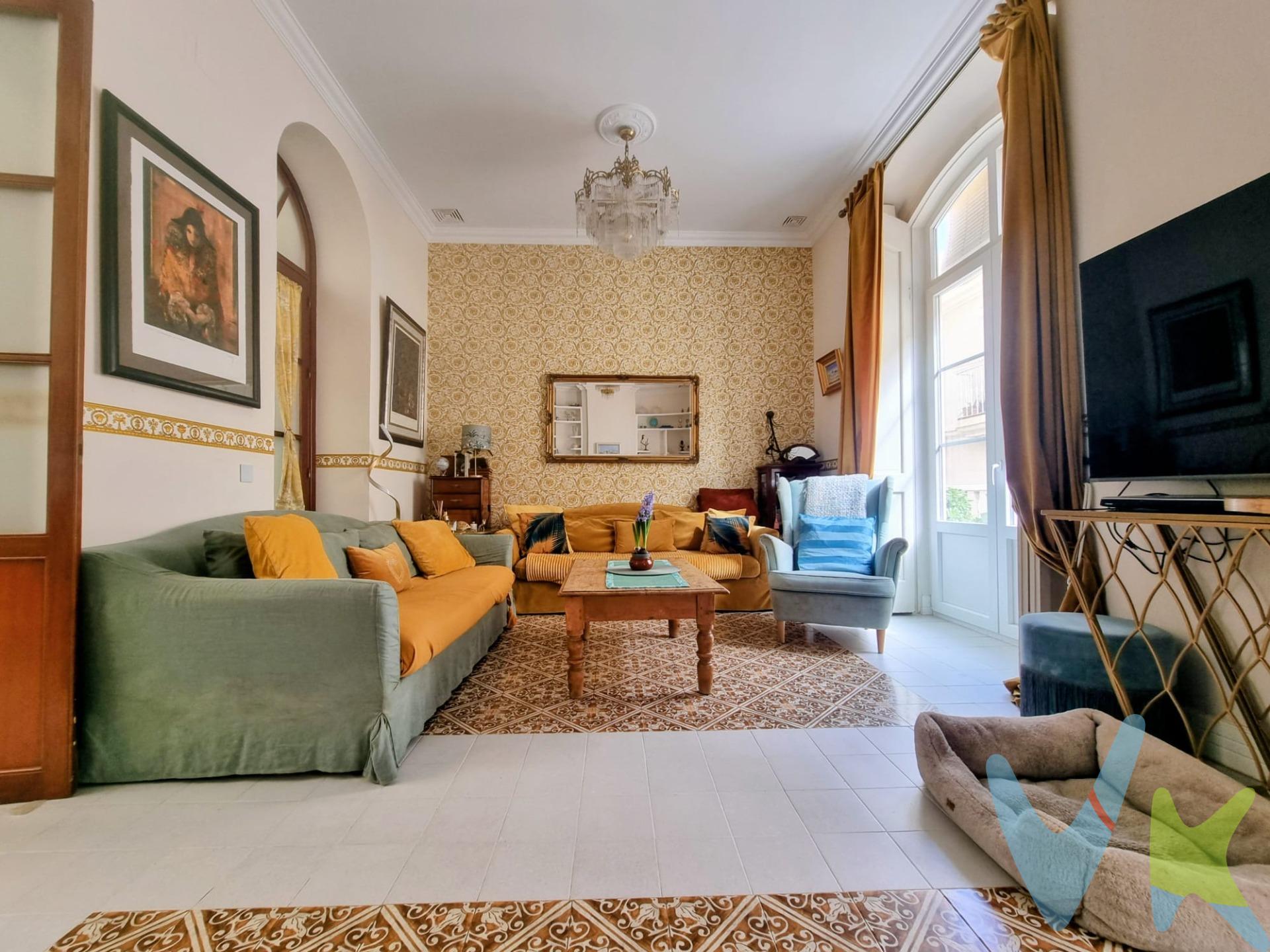 Les presentamos esta maravillosa  propiedad que redefine el concepto de elegancia en el centro histórico de Cádiz que te dejará maravillado/a desde que entres. Situada en una finca representativa de 1888, esta vivienda fusiona la nobleza de la arquitectura gaditana con una reforma integral de diseño contemporáneo. Ubicada en una segunda planta sin ascensor, ofrece una oportunidad única para quienes buscan el equilibrio perfecto entre patrimonio, confort y ubicación. Consta de 195,56 m² construidos maximizando la sensación de amplitud gracias a sus techos altos, característicos y suelos hidráulicos de diseño. El corazón de la casa es su salón exterior con chimenea de leña donde la luz natural inunda el espacio a través de dos balcón a la calle siendo uno de ellos un cierro, creando una atmósfera sofisticada y aireada. Con una amplia cocina, independiente y funcional. La vivienda se integra inteligentemente recibiendo luz y ventilación natural a través de un patio central donde rodea una galería acristalada garantizando privacidad y eficiencia. El inmueble dispone de 4 dormitorios dobles diseñados para ofrecer el máximo silencio y descanso.  La propiedad se completa con un total de 2 baños completos de diseño y 1 aseo los cuales de altas calidades.. La propiedad se sitúa en  un enclave estratégico que combina la tranquilidad residencial con la inmediatez de la vida urbana. A escasos metros del paseo de la Alameda Apodaca y el Baluarte de la Candelaria, y a un paso de la Plaza de Mina. Esta zona del Mentidero es altamente demandada por su perfil sociocultural alto y su cercanía a una amplia oferta de servicios, desde transporte público y centros de salud hasta una vibrante oferta gastronómica y de ocio. Vivir aquí permite disfrutar de la brisa marina y la historia sin renunciar a la comodidad, con parkings públicos cercanos (como Santa Bárbara) para solventar las necesidades de aparcamiento. Impuestos, honorariosy gastos del comprador derivados de la compraventa no incluidos en el precio. El consumidor tiene a su disposición la Ficha Informativa de la Vivienda conforme a la normativa vigente. ✔ Contamos con Seguro de Caución y Responsabilidad Civil para la plena garantía de nuestros clientes. ✔ Más de 28 años de experiencia avalan nuestra trayectoria, profesionalidad y compromiso. Periodo de validez: hasta el 31/12/2026