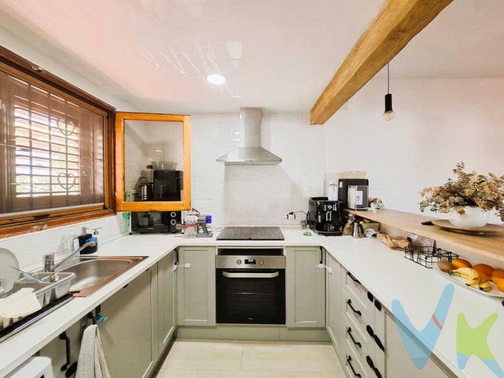 Vivienda alquilada actualmente. Presentamos una oportunidad única para adquirir una encantadora casa adosada situada en la privilegiada zona de Playa Morro de Gos, en Oropesa del Mar. Esta propiedad es ideal tanto para quienes buscan una residencia permanente como para aquellos que desean una segunda vivienda cerca del mar. Con una superficie útil de 71.36 metros cuadrados y 87.38 metros cuadrados construidos, esta vivienda se destaca por su funcionalidad y acogedor diseño.Al entrar, se puede apreciar un ambiente cálido y amueblado. La casa cuenta con tres confortables habitaciones, proporcionando un espacio perfecto para familias o para recibir invitados. Sus espacios bien distribuidos permiten disfrutar del máximo confort en cada rincón del hogar.Una de las características más atractivas de esta vivienda es la terraza, un espacio perfecto para disfrutar de una tarde al aire libre, desayunos en familia o simplemente relajarse después de un día en la playa. La cercanía a la playa Morro de Gos no solo ofrece una ventaja para los amantes del mar, sino que también suma un valor añadido a la propiedad, permitiendo disfrutar de todas las actividades y servicios que esta área turística ofrece.Posibilidad de financiación hasta el 100%, pregúntanos y te haremos un estudio gratuito. Agencia Registrada con el número 1.399 en el Registro Obligatorio de Agentes Inmobiliarios de la Comunidad Valenciana. Puede consultar en la web de la GVA.Gastos e impuestos no incluidos en el precio. A título orientativo, en segundas transmisiones, el comprador abonará el Impuesto sobre Transmisiones Patrimoniales (ITP), cuyo tipo general en la Comunidad Valenciana es el 10% (*) sobre la base imponible, que será el mayor valor entre precio de compraventa, tasación o valor de referencia catastral. Gastos de notaría y Registro de la Propiedad: aproximado entre 1.000 y 2.000 euros (aranceles variables según precio, número de copias y complejidad). El comprador escoge libremente notario. El vendedor asume, por ley, los gastos que le correspondan, salvo pacto contrario. Si se precisa hipoteca, tasación, condiciones y costes bancarios según entidad elegida por el comprador; así como los gastos de gestoría y cualesquiera otros inherentes a la formalización de la compraventa. De acuerdo con la ley, no se incluyen en el precio otros gastos o tributos que legalmente correspondan al comprador. Los honorarios de intermediación inmobiliaria al vendedor no incluidos en el precio. Los honorarios de intermediación inmobiliaria al comprador: 2,5% + IVA calculados sobre el precio de venta con un mínimo de 3.000 euros + IVA(*) Consultar condiciones concretas según circunstancias personales o régimen fiscal aplicable. Puedes llamar al 722461985 y te informaremos de tu caso en concreto.El consumidor tiene derecho, conforme a la normativa vigente, a disponer de información y documentación adicional relativa al inmueble y condiciones de la compraventa, accesible en la sede física de la agencia situada en Avenida Rey Don Jaime nº74, 7ºB, Castellón de la Plana. La agencia actúa exclusivamente como intermediaria en la operación. Cualquier compraventa y sus condiciones quedan sujetas en todo caso a la aceptación expresa del vendedor del inmueble y a la posterior formalización del correspondiente contrato. El presente anuncio tiene carácter meramente informativo: la información suministrada se corresponde con la disponible a la fecha de publicación, pudiendo variar en función de las circunstancias o actualizaciones legales, contractuales y fiscales.  