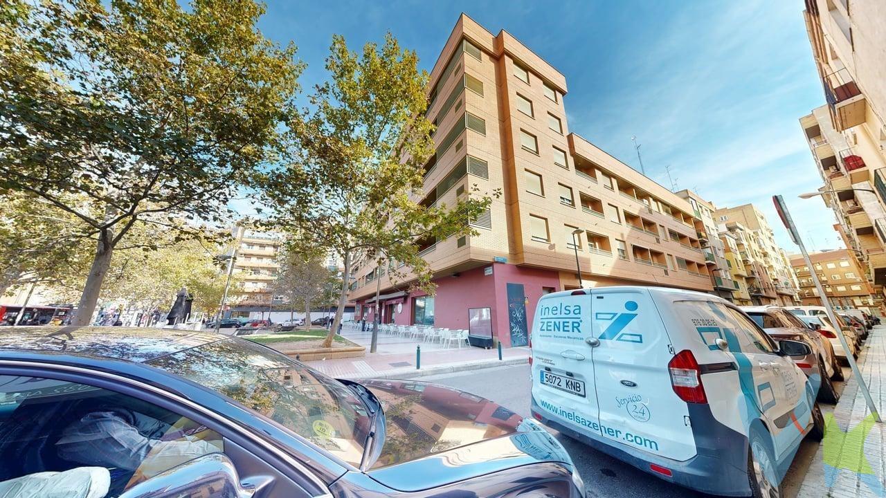 CALLE BELLAVISTA. ¡Descubre tu nuevo hogar en el corazón de Zaragoza! Este encantador piso de 46 m² útiles, ubicado a solo metros de la av. Tenor Fleta, ofrece una distribución ideal para disfrutar de la vida urbana. Con un acogedor dormitorio equipado con armario empotrado, un luminoso salón y una cocina con galería, este espacio es perfecto para quienes buscan comodidad y funcionalidad. Además, cuenta con un baño completo y un balcón exterior que invita a relajarse mientras se contempla la vida en la calle. La finca, construida en 2005, ofrece todas las comodidades modernas, incluyendo calefacción y agua caliente centralizadas con contadores, así como pre-instalación de aire acondicionado por conductos. El ascensor facilita el acceso a la vivienda, y el trastero de 4 m² en la planta S-1 es un gran añadido para el almacenamiento. También se incluye una plaza de garaje de 4,49 m² x 2,32 m², con acceso desde la calle Travesía Puente Virrey. No te pierdas la oportunidad de visitar este piso en buen estado y listo para entrar a vivir. ¡Solicita tu visita virtual 360º y déjate enamorar por tu futuro hogar!. El precio indicado no incluye impuestos, gastos de notaría, registro y honorarios de intermediación. Anuncio no vinculante, puede contener errores.