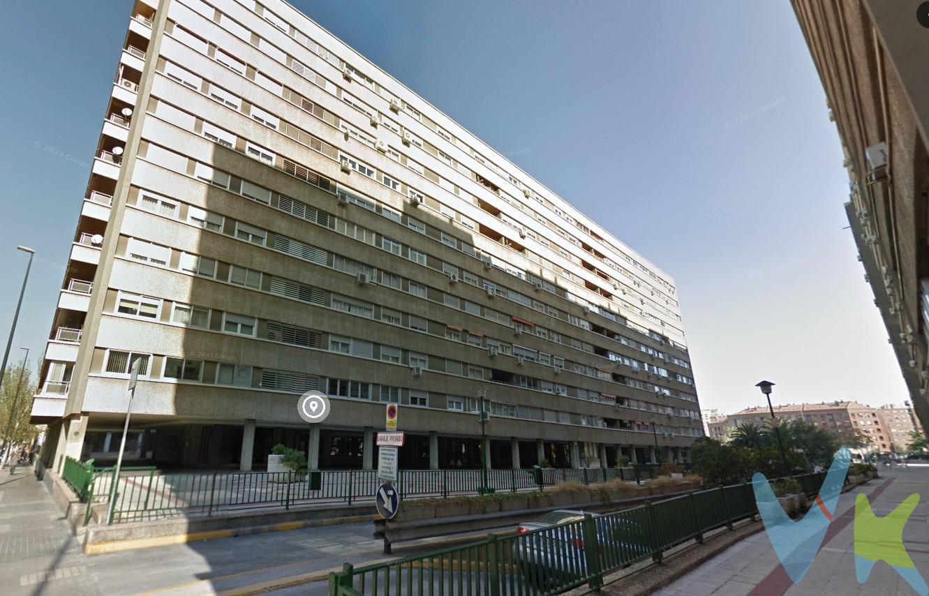 Urbanización Parque Roma. Se vende plaza de garaje ideal para coche mediano (medidas: 4,92 x 2,10 m), en una de las zonas más demandadas de Zaragoza. Ubicada en el corazón de Parque Roma, esta plaza destaca por su excelente localización, junto a los ascensores, lo que facilita el acceso directo al portal o vivienda. Cuenta con dos accesos independientes —por calle Santander y calle Vicente Berdusán— lo que aporta gran comodidad y fluidez de entrada y salida. La urbanización ofrece máxima seguridad, con vigilancia 24 horas, personal de seguridad y un completo sistema de cámaras de videovigilancia que garantizan la tranquilidad y protección de su vehículo en todo momento. ¡No pierdas la oportunidad de invertir en comodidad, seguridad y ubicación! Ideal tanto para uso propio como para rentabilizarla con alquiler. **NOTA HISTÓRICA:  Urbanización que emerge como un emblema de innovación y diseño contemporáneo. Concebido en 1970 por el visionario arquitecto José de Yarza García, este complejo residencial marcó un antes y un después en la estética arquitectónica de la ciudad. **Gastos de compraventa e intermediación no incluidos en el precio.