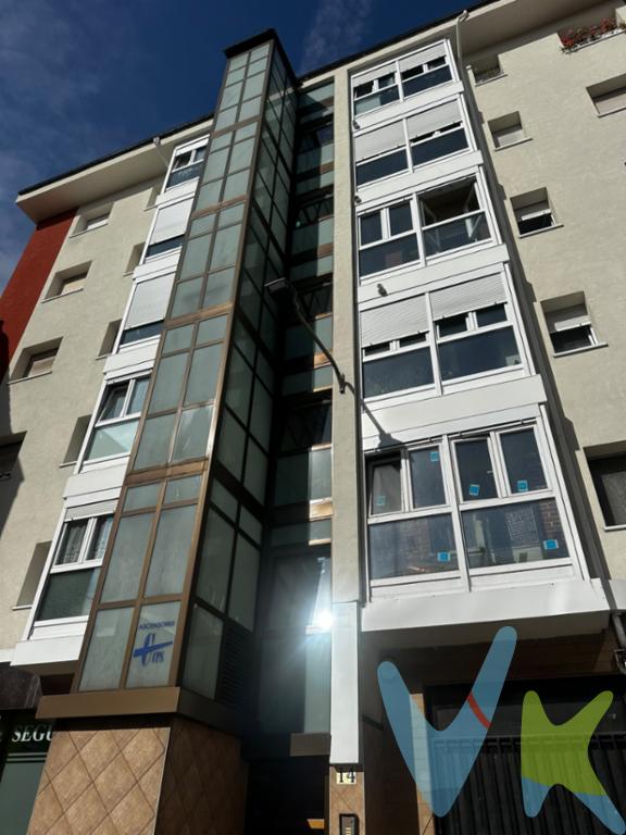 Si buscas una vivienda luminosa, bien distribuida y con posibilidades de adaptarla a tu gusto, esta puede ser una buena oportunidad.La vivienda se distribuye en tres dormitorios, salón, cocina independiente y un baño. Se encuentra en una cuarta planta, en un edificio que dispone de ascensor entre plantas.Gracias a su orientación norte-sur, la vivienda disfruta de buena entrada de luz natural y ventilación. Cuenta además con ventanas de PVC y suelos de gres. Ofrece posibilidades de actualización, permitiendo adaptar los espacios y acabados a las necesidades y preferencias del nuevo propietario.Está situada en La Calzada, Gijón, una zona consolidada que cuenta con todo tipo de servicios, comercios, transporte público y buenas comunicaciones.Una opción interesante tanto para vivienda habitual como para inversión, gracias a sus tres dormitorios, su luminosidad, distribución y ubicación.El precio de venta no incluye impuestos ni gastos de notaría y registro.