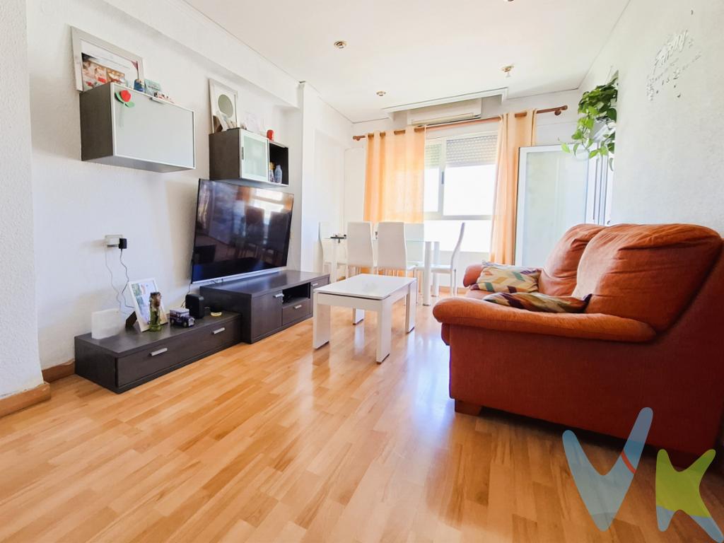  En el corazón del Grao de Castellón de la Plana se encuentra este magnífico piso, una verdadera joya para quienes buscan comodidad y accesibilidad. Este inmueble, que se ofrece en venta, está ubicado en una de las zonas más estratégicas de la ciudad, con excelentes conexiones de transporte público gracias a la proximidad de varias líneas de tranvía. Con una superficie útil de 62.54 metros cuadrados y una superficie construida de 73 metros cuadrados, este piso es una opción perfecta para familias que desean establecer su hogar en un espacio acogedor y funcional.El piso está situado en la octava planta de un edificio que data de 1968 y que cuenta con ascensor, lo que facilita el acceso a personas de todas las edades. Este detalle es particularmente ventajoso para aquellos que valoran la comodidad y la practicidad en su día a día. Al ingresar al piso, el visitante es recibido por un ambiente cálido, ya que la propiedad está amueblada y equipada con electrodomésticos, permitiendo que los nuevos propietarios puedan instalarse sin demoras.Distribuido en cuatro habitaciones, este piso es ideal para familias o para quienes desean contar con un espacio de trabajo personal además de habitaciones de descanso. Cada habitación ofrece suficiente espacio para descansar, trabajar o estudiar, adaptándose fácilmente a las necesidades específicas de cada miembro de la familia. A su vez, el inmueble dispone de un baño y un aseo funcional.Un atractivo balcón complementa la oferta del piso. Este espacio extra ofrece la oportunidad de disfrutar de vistas despejadas de la ciudad o crear un pequeño oasis personal, perfecto para relajarse al terminar el día. La orientación del piso garantiza una excelente luminosidad durante todo el día, lo que contribuye a crear una atmósfera alegre y acogedora.El edificio está rodeado de una amplia gama de servicios y comodidades, como tiendas locales, parques, y centros de salud, lo que lo convierte en una opción residencial que combina a la perfección confort con practicidad. Además, su posición elevada en la planta octava ofrece no solo privacidad, sino también una serenidad inigualable lejos del bullicio de la calle.La cercanía de rutas de autobús y tranvía facilita el rápido acceso a diferentes puntos de interés en Castellón de la Plana, beneficiando a residentes que valoran la movilidad urbana. Este piso no solo proporciona un espacio para vivir, sino también un lugar para crear recuerdos, gracias a su diseño acogedor y bien distribuido.Dado el encanto de este piso, lo invitamos a experimentar de primera mano todo lo que tiene para ofrecer. No pierda la oportunidad de visitar esta propiedad y descubrir su potencial como su próximo hogar. Una visita en persona le permitirá apreciar la perfecta combinación de ubicación, comodidad y funcionalidad que caracteriza a este extraordinario piso. Contacte con nosotros para concertar una visita y dar el siguiente paso hacia su futura residencia en Castellón de la Plana.Actualmente la vivienda está alquilada.Gastos, impuestos y honorarios profesionales de la inmobiliaria no incluidos en el precio.Posibilidad de financiación hasta el 100%, pregúntanos por un estudio gratuito. 