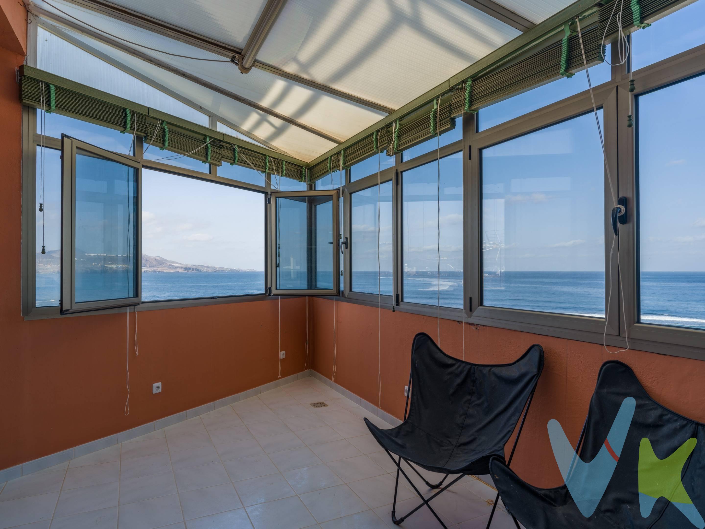 Exclusivo Ático Dúplex en Playa de Las Canteras: Luz, Espacio y Vistas Inigualables. Situado en la impresionante Playa de Las Canteras, este espectacular ático dúplex es una joya única que ofrece amplitud, privacidad y abundante luz natural. Situado en la séptima planta de un exclusivo edificio con una sola vivienda por planta, esta vivienda ofrece un entorno privilegiado donde podrá disfrutar del relajante sonido del mar y de unas vistas impresionantes. Con 226 m², esta propiedad ofrece la oportunidad única de actualizarla y modernizarla a su gusto, creando una vivienda única y personalizada donde cada espacio está diseñado para maximizar la luz natural y la ventilación. Distribución y Características:. 3 amplios dormitorios, todos ellos llenos de luz natural. 2 baños completos + 1 aseo de cortesía, con posibilidad de actualizarse para un diseño más moderno y funcional. Cocina independiente, que ofrece múltiples posibilidades para adaptarla a un concepto más abierto y contemporáneo. Amplio salón comedor, perfecto para crear diferentes ambientes con espacios abiertos y luminosos. Dos terrazas: una cerrada y otra abierta, donde la luz natural se fusiona con las impresionantes vistas, proporcionando el lugar perfecto para disfrutar de los atardeceres más impresionantes sobre el Atlántico. Un espacio con potencial infinito. Esta propiedad destaca no solo por su ubicación privilegiada y vistas espectaculares sino también por la oportunidad de modernizarla manteniendo su encanto y esencia. Los generosos espacios permiten una distribución flexible, ya sea integrando la cocina con el salón, mejorando los acabados o potenciando los espacios abiertos para maximizar la luz, la amplitud y la conexión con el exterior. Imagina despertar cada mañana con la brisa del mar, disfrutar de una cena en la terraza mientras el atardecer se refleja en el océano y vivir en un barrio vibrante con todos los servicios, tiendas y la playa a un paso. Una oportunidad única en una de las mejores ubicaciones de la ciudad. Si buscas una vivienda con carácter, exclusividad y con posibilidades de adaptarla a un estilo de vida moderno y sofisticado, este ático dúplex en Playa de Las Canteras es la elección perfecta. Contacta con nosotros para más información o para concertar una visita. ¡Ven a verlo tú mismo!