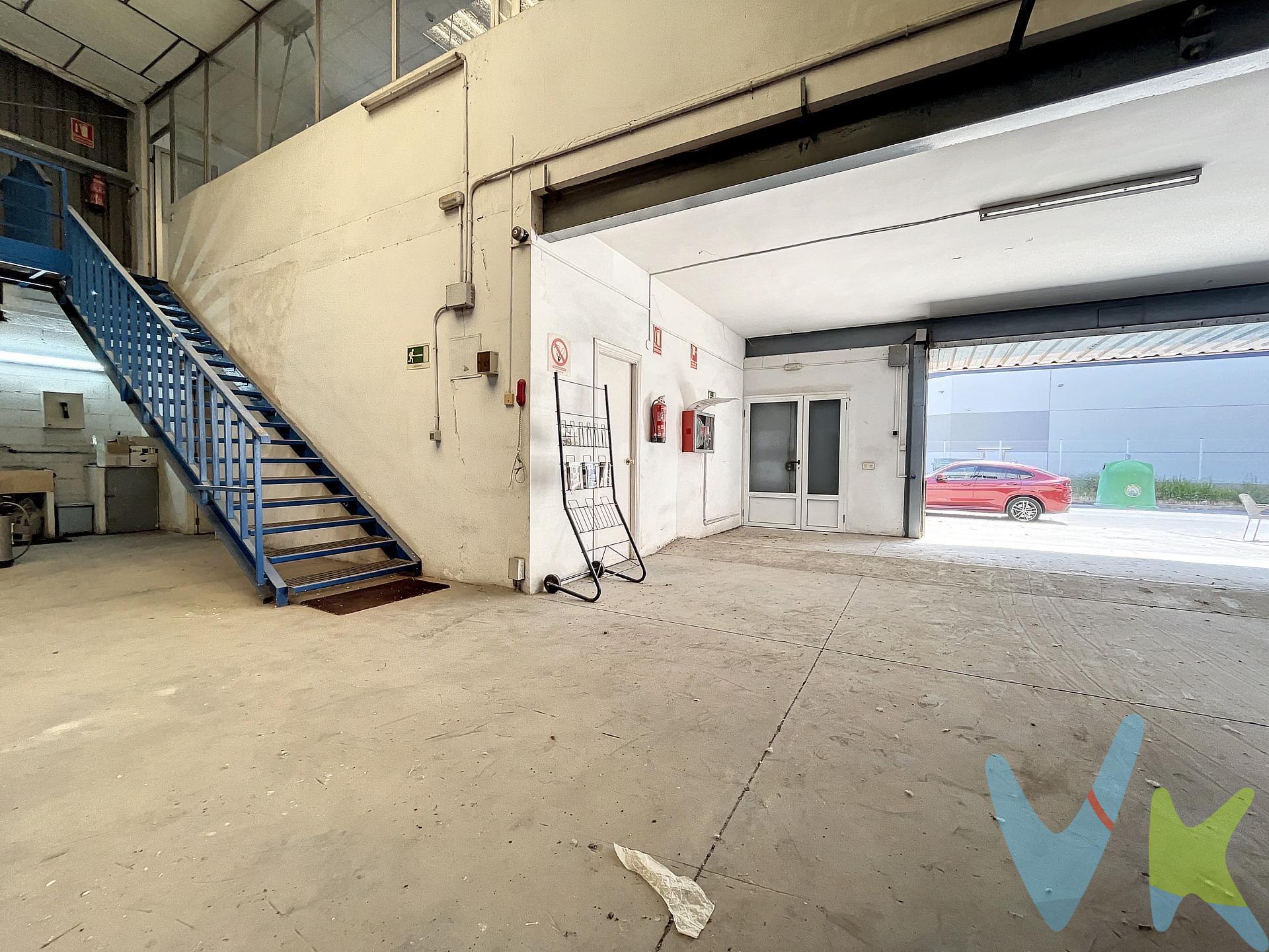 Tenemos el placer de presentar esta exclusiva nave industrial en venta, ubicada estratégicamente en el polígono de Puerto de Sagunto, una zona en pleno crecimiento y desarrollo empresarial. Con un total de 504 metros cuadrados, esta propiedad ofrece 427 metros cuadrados de espacio de almacenamiento y 77 metros cuadrados de modernas y funcionales oficinas. Ubicación: Esta nave industrial se encuentra en una ubicación privilegiada, en el polígono de Puerto de Sagunto, una de las áreas industriales más dinámicas y prometedoras de la región. Destaca su cercanía a la futura gigafactoria de Volkswagen, lo que brinda una oportunidad única para inversores y empresas relacionadas con la industria automotriz. Además, la propiedad se encuentra estratégicamente situada junto a los carriles de tren en construcción, lo que proporciona una excelente conectividad y facilita el transporte de mercancías a nivel nacional e internacional. Espacio de almacenamiento: La nave industrial cuenta con 427 metros cuadrados de espacioso y versátil espacio de almacenamiento, ideal para una amplia gama de actividades comerciales y logísticas. La estructura sólida y resistente garantiza la seguridad de los productos almacenados, mientras que la generosa altura libre ofrece la posibilidad de manejar mercancías de gran tamaño. La distribución diáfana y flexible de la nave permite adaptar el espacio según las necesidades específicas de cada negocio, brindando una gran libertad para maximizar la eficiencia operativa. Oficinas: La propiedad cuenta con 77 metros cuadrados de modernas oficinas, diseñadas para ofrecer un entorno de trabajo cómodo y funcional. Estas oficinas proporcionan un espacio ideal para actividades administrativas y de gestión, con una distribución inteligente que maximiza la productividad. Los acabados de calidad y la iluminación integrada crean un ambiente profesional y agradable, propicio para el desarrollo de. las tareas diarias. Además, la cercanía entre las oficinas y el área de almacenamiento facilita la supervisión y coordinación eficiente de las operaciones. Características adicionales: Además de sus características principales, esta nave industrial ofrece una serie de aspectos adicionales que la hacen aún más atractiva para los potenciales compradores:. 1. Acceso fácil y directo a importantes vías de transporte, como carreteras y autopistas, que facilitan la distribución eficiente de mercancías. 2. Amplio espacio de estacionamiento para vehículos y camiones de carga. 3. Modernos sistemas de seguridad, incluyendo cámaras de vigilancia y control de acceso, para garantizar la protección de la propiedad y su contenido. 4. Conexiones de servicios públicos confiables, como electricidad, agua y telecomunicaciones, que aseguran el correcto funcionamiento de las actividades empresariales. Conclusión: Esta nave industrial en venta, ubicada estratégicamente en el polígono de Puerto de Sagunto y próxima a la futura gigafactoria de Volkswagen, representa una oportunidad única para inversores y empresas que buscan un espacio versátil y conectado. Con su amplio espacio de almacenamiento, modernas oficinas y excelentes características adicionales.