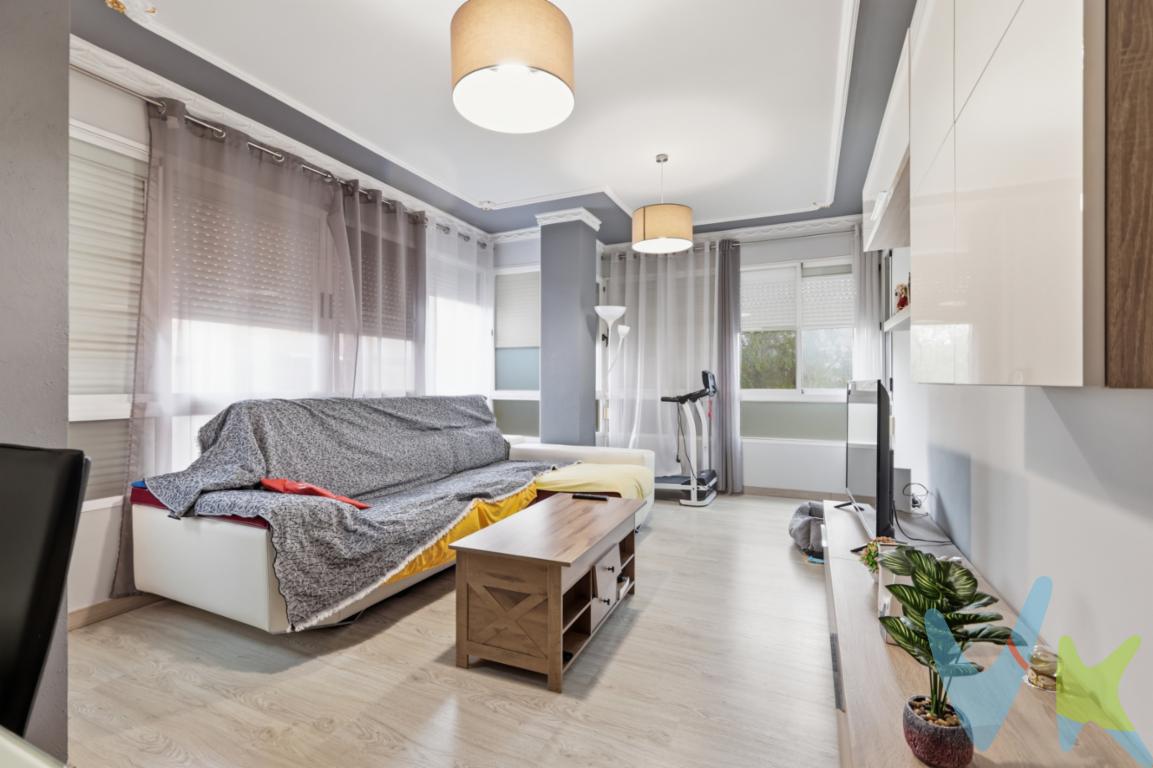 PRECIOSA VIVIENDA CON GARAJE Y TRASTERO. 3 DORMITORIOS Y 2 BAÑOS EN XIRIVELLA  JUNTO AL PARQUE DEL CHE                                          VIVIENDA VPO IMPORTANTE: VIVIENDA DE PROTECCIÓN OFICIAL (VPO). LA PERSONA COMPRADORA DEBERÁ CUMPLIR LOS REQUISITOS LEGALMENTE EXIGIBLES PARA PODER ACCEDER A SU COMPRA. VALENCASA presenta esta  una interesante oportunidad para quienes buscan una vivienda amplia, con una práctica y cómoda distribución, muy luminosa, en finca CON ascensor, ubicada en Xirivella, junto al parque del Che, con plaza de garaje y trastero.La vivienda cuenta con 90 m² construidos según Catastro y se distribuye en tres habitaciones, dos baños, cocina independiente y un amplio salón-comedor.El inmueble forma parte de un edificio construido en 1997 y dispone de ascensor. Según la información catastral, el conjunto alcanza los 140 m² construidos, incluyendo vivienda, aparcamiento y elementos comunes.Uno de sus principales atractivos es el salón-comedor, una estancia amplia y especialmente luminosa gracias a sus numerosos huecos exteriores. Su configuración permite diferenciar cómodamente la zona de estar y la zona destinada a comedor.La cocina es independiente, de distribución práctica y con una buena superficie de trabajo. Dispone de ventana exterior, abundante mobiliario de almacenamiento y encimera de granito, ofreciendo un espacio funcional para el día a día.La zona de descanso queda diferenciada de la zona de día mediante el distribuidor. Sus tres dormitorios permiten adaptar la vivienda tanto a una familia como a quienes necesiten disponer de habitación adicional para despacho, estudio o invitados.Contar con dos baños supone además un importante plus de comodidad para una vivienda de tres dormitorios.A todo ello se suma la plaza de aparcamiento, especialmente práctica para olvidarse de la búsqueda diaria de estacionamiento, también dispone de trastero.La vivienda presenta un aspecto cuidado y confortable, con suelos en tonos claros, carpintería interior actualizada y equipo de aire acondicionado en el salón.Una vivienda especialmente interesante por reunir 3 dormitorios + 2 baños + ascensor + garaje + trastero, además de una distribución cómoda y una agradable luminosidad.  Características principalesVivienda VPO.finca CON ASCENSOR90 m² const. (datos exatrídos de catastro).140 m² construidos totales según Catastro, incluyendo vivienda, aparcamiento y elementos comunes. amplio recibidor3 habitaciones con armarios empotrados. Aire acondicionado en habitación principal2 baños: uno con ducha, otro con bañera.Salón-comedor amplio y luminoso.Cocina independiente.Plaza de garaje para coche grande y trastero amplio.Ascensor.Aire acondicionado en salón y habitación principalVentanas climalitSuelo de parquetParedes lisasArmarios empotrados.Finca de 1997.  IMPORTANTE: VIVIENDA VPOEl inmueble está sujeto al régimen de Vivienda de Protección Oficial (VPO).Por este motivo, es imprescindible que la persona adquirente cumpla los requisitos legalmente establecidos para acceder a una vivienda protegida, quedando la operación sujeta al cumplimiento de las condiciones, limitaciones y trámites administrativos que correspondan.Se recomienda que las personas interesadas consulten previamente con VALENCASA su situación para comprobar la viabilidad de la adquisición antes de avanzar en la operación.  CONDICIONES ECONÓMICAS Y LEGALESPVP: 217.000.Gastos e impuestos no incluidos en el precio. La compra conlleva impuestos y gastos de formalización para el comprador.En las segundas o ulteriores transmisiones, el Impuesto de Transmisiones Patrimoniales (ITP) se liquidará conforme a la normativa vigente de la Comunitat Valenciana. Con carácter general, el tipo aplicable es del 10%, sin perjuicio de la aplicación de tipos reducidos del 8%, 6%, 4% ó 3% cuando concurran los requisitos legalmente establecidos para ello.La compraventa se realizará con gastos según ley, por lo que los gastos de notaría y registro de la propiedad serán asumidos conforme a lo dispuesto en la normativa aplicable. A título orientativo, dichos gastos, según aranceles oficiales, pueden situarse aproximadamente entre 400  y 800 , dependiendo del precio final y de las circunstancias de la operación.Honorarios de intermediación inmobiliaria no incluidos en el precio: 4 % más IVA sobre el precio final de venta.Se informa al consumidor que la agencia actúa como intermediaria inmobiliaria en la operación, estando cualquier eventual compraventa y sus condiciones sujeta a la aceptación expresa del propietario o vendedor y a la posterior formalización del correspondiente contrato de arras.El consumidor tiene, conforme a la normativa vigente, a su disposición información y documentación adicional relativa al inmueble, pudiendo consultarla en la agencia inmobiliaria.La información contenida en este anuncio tiene carácter meramente informativo y no contractual, pudiendo estar sujeta a errores u omisiones involuntarias.