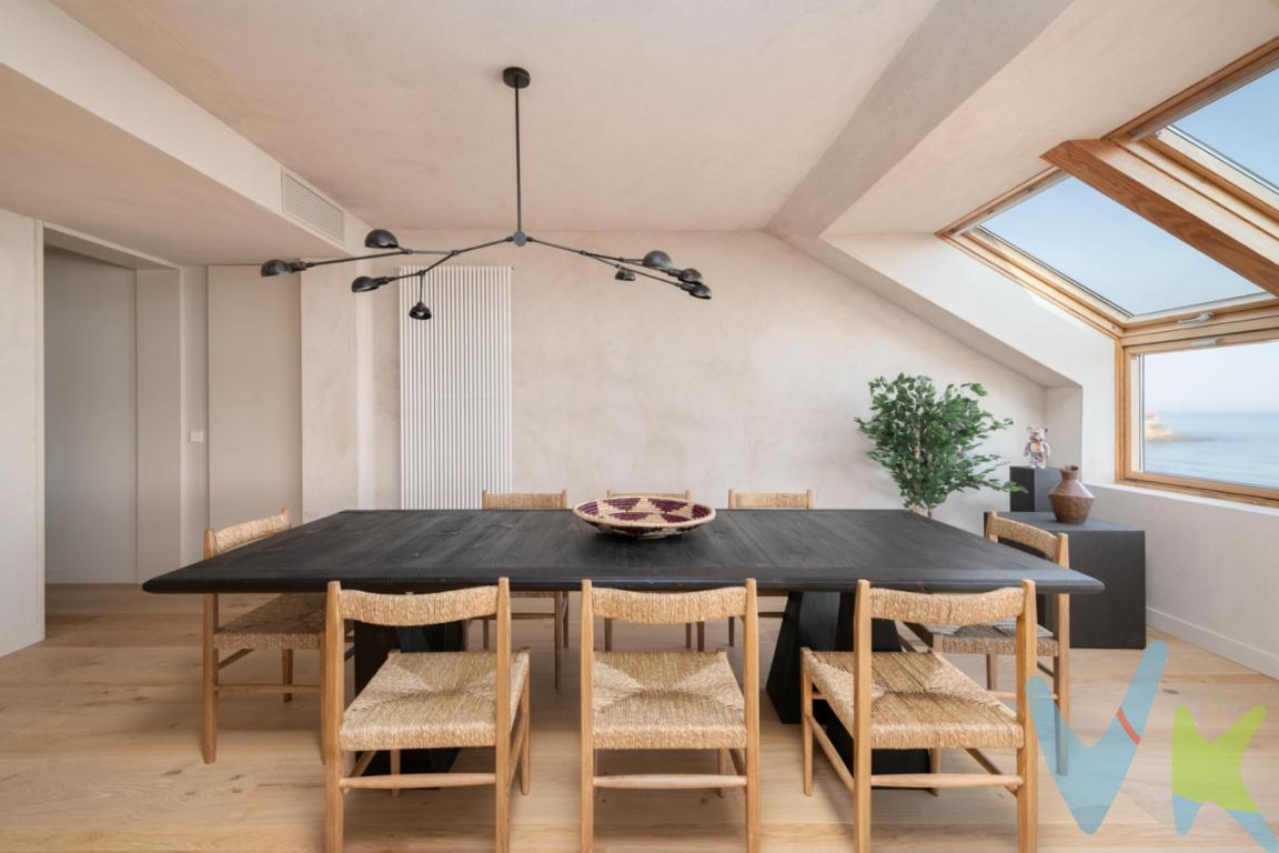 ? Vivir frente al mar en Gijón ?Ubicado en un enclave privilegiado, en la Primera Línea de la Playa de San Lorenzo, en el corazón de Gijón, presentamos este exclusivo ático con impresionantes vistas al mar. Una vivienda única donde cada amanecer se convierte en un espectáculo y el sonido de las olas marca el ritmo de tus días.Es la única vivienda de la última planta del edificio, lo que unido a que los edificios colindantes son de menor altura, se traduce en una privacidad absoluta, con la sensación de aislamiento de una casa unifamiliar.Con un total de 230 metros construidos y 154 metros útiles. El salón principal se beneficia de una gran entrada de luz natural gracias a sus ocho enormes ventanales.La sensación de amplitud se ve complementada por una cuidada selección de acabados que aportan elegancia y calidez a la vez. Este espacio es perfecto para recibir invitados o simplemente disfrutar de momentos en familia.Cuenta también con un amplio trastero, lo que significa que el espacio no será un problema.Gastos e impuestos no incluidos en el precio. Honorarios de intermediación inmobiliaria a cargo del vendedor.A título orientativo, en segundas transmisiones, el comprador abonará el Impuesto sobre Transmisiones Patrimoniales (ITP). Para consultar los porcentajes del ITP en Asturias puede hacerlo a través de la web oficial de servicios tributarios del Principado de Asturias https://sede.tributasenasturias.es/sites/sede/default/es_ES/Que-quieres-hacer/Transmisiones-Patrimoniales-y-AJD. La base imponible será el mayor valor entre precio de compraventa, tasación o valor de referencia catastral. Gastos de notaría y registro según aranceles variables según precio, número de copias y complejidad.  El comprador escoge libremente notario. El vendedor asume la plusvalía y el resto de gastos son del comprador. Si se precisa hipoteca: Tasación, condiciones y costes bancarios según entidad elegida por el comprador; así como los gastos de gestoría y cualesquiera otros inherentes a la formalización de la compraventa. De acuerdo con la ley, no se incluyen en el precio otros gastos o tributos que legalmente correspondan al comprador.. El consumidor tiene derecho, conforme a la normativa vigente, a disponer de información y documentación adicional relativa al inmueble y condiciones de la compraventa, accesible en la sede física . La agencia actúa exclusivamente como intermediaria en la operación. Cualquier compraventa y sus condiciones quedan sujetas en todo caso a la aceptación expresa del vendedor del inmueble y a la posterior formalización del correspondiente contrato. El presente anuncio tiene carácter meramente informativo; la información suministrada se corresponde con la disponible a la fecha de publicación, pudiendo variar en función de las circunstancias o actualizaciones legales, contractuales y fiscales.