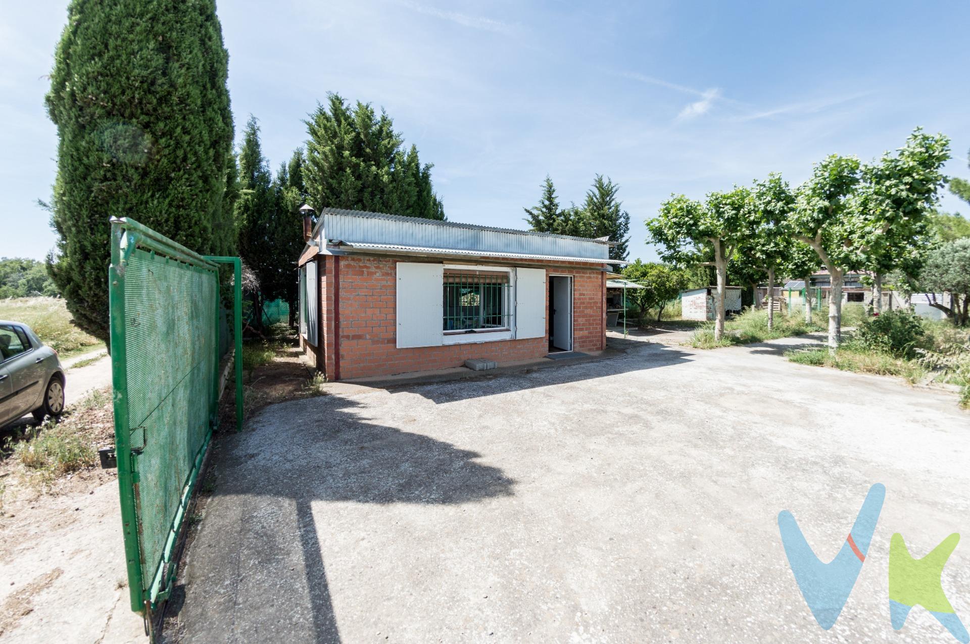 Hay lugares que no se compran únicamente por lo que tienen hoy, sino por todo lo que te permiten disfrutar mañana. Esta finca rústica en la zona de Peñaflor, a  4 kms. de Peñaflor aunque pertenece al termino de San Mateo de Gallego, , es uno de esos espacios donde desconectar, reunirse con familia y amigos, cultivar tu propio terreno o simplemente disfrutar de la tranquilidad del entorno. La parcela, completamente vallada, cuenta con varias  construcciones no registradas en catastro ni en el registro. Construccion sólida  de 40 metros , dispone tambien de baño en otra zona del terreno,  instalación eléctrica con placas solares, barbacoa, cuarto de herramientas, zona de huerto y arbolado consolidado.Cuenta con pozo y sistema de riego. Su terreno permite imaginar diferentes formas de disfrutarla: desde tener tu propio huerto, cuidar tus olivos y aprovechar una pequeña zona agrícola privada, hasta convertirla en un espacio de ocio totalmente a tu medida. Un lugar donde proyectar una piscina, un jardín más cuidado, una zona de comedor exterior o ese rincón familiar donde reunirse, descansar y disfrutar del aire libre con total tranquilidad. La combinación de espacios abiertos y  vegetación convierte esta propiedad en una oportunidad perfecta para quienes buscan una finca de recreo cerca de Zaragoza, con margen para adaptarla a su propio proyecto. Si llevas tiempo buscando una parcela con construcción, árboles, barbacoa y espacio suficiente para crear tu refugio personal, esta puede ser la oportunidad que estabas esperando. Llámanos y ven a descubrir todo el potencial que esta finca en Peñaflor puede ofrecerte.