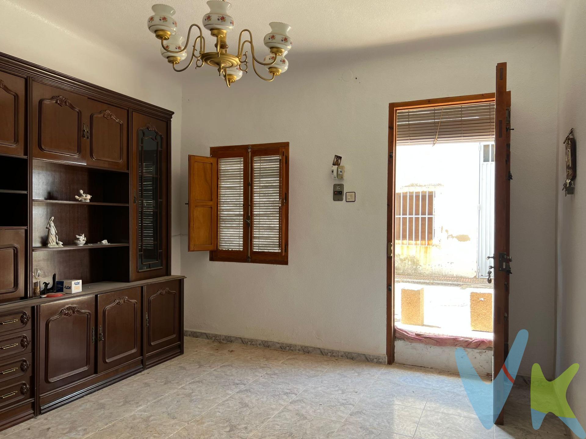 Crea el hogar que siempre has soñado en esta encantadora casa situada en Abanilla, localidad y municipio español perteneciente a la Región de Murcia, situado en la comarca Oriental, en el límite con la Comunidad Valenciana. La vivienda se encuentra en periferia del casco histórico de la pedanía de Abanilla denominada Barinas.Ubicada en un pueblo tranquilo, te permitirá disfrutar de la tranquilidad del campo sin renunciar a la comodidad de tener todos los servicios a tu alcance. La vivienda tiene 2 habitaciones en la planta principal y un espacioso baño, una amplia cocina y salón. En la planta de arriba encontrarás dos habitaciones con balcón donde se divisa la naturaleza que rodea a este acogedor pueblo. Justo en frente hay un garaje y una amplia terraza para divisar las vistas y de ahí se accede a la zona de terreno de 420 metros donde para darle más valor encontrarás una casa cueva con 2 habitaciones y 2 cocinas y además un antiguo horno!. Cuando te pongas en contacto con nosotros, te informaremos de los gastos que no están incluidos en el precio, gastos de compraventa y honorarios de agencia y te ayudaremos para que tu proceso de compra con nosotros se convierta en un. Calma: Estado ideal de tranquilidad que tendrás al comprar tu casa con nosotros. Por último, te vamos a contar una cosa: Los propietarios han confiado en nosotros y nos han contratado en exclusiva para que les ayudemos a vender uno de sus bienes más preciados, su casa, su hogar. Esto para ti, como comprador, será una garantía ya que tendrás acceso a un servicio de calidad, un trato fácil, sencillo y sin interferencias de terceros. Por eso, te vamos a pedir un favor, habla con nosotros, no los molestes, te vamos a ayudar en caso de interés en todo el proceso y te vamos a facilitar toda la documentación e información que precises. Como ya te habíamos dicho, ¡Un servicio de calidad!. 