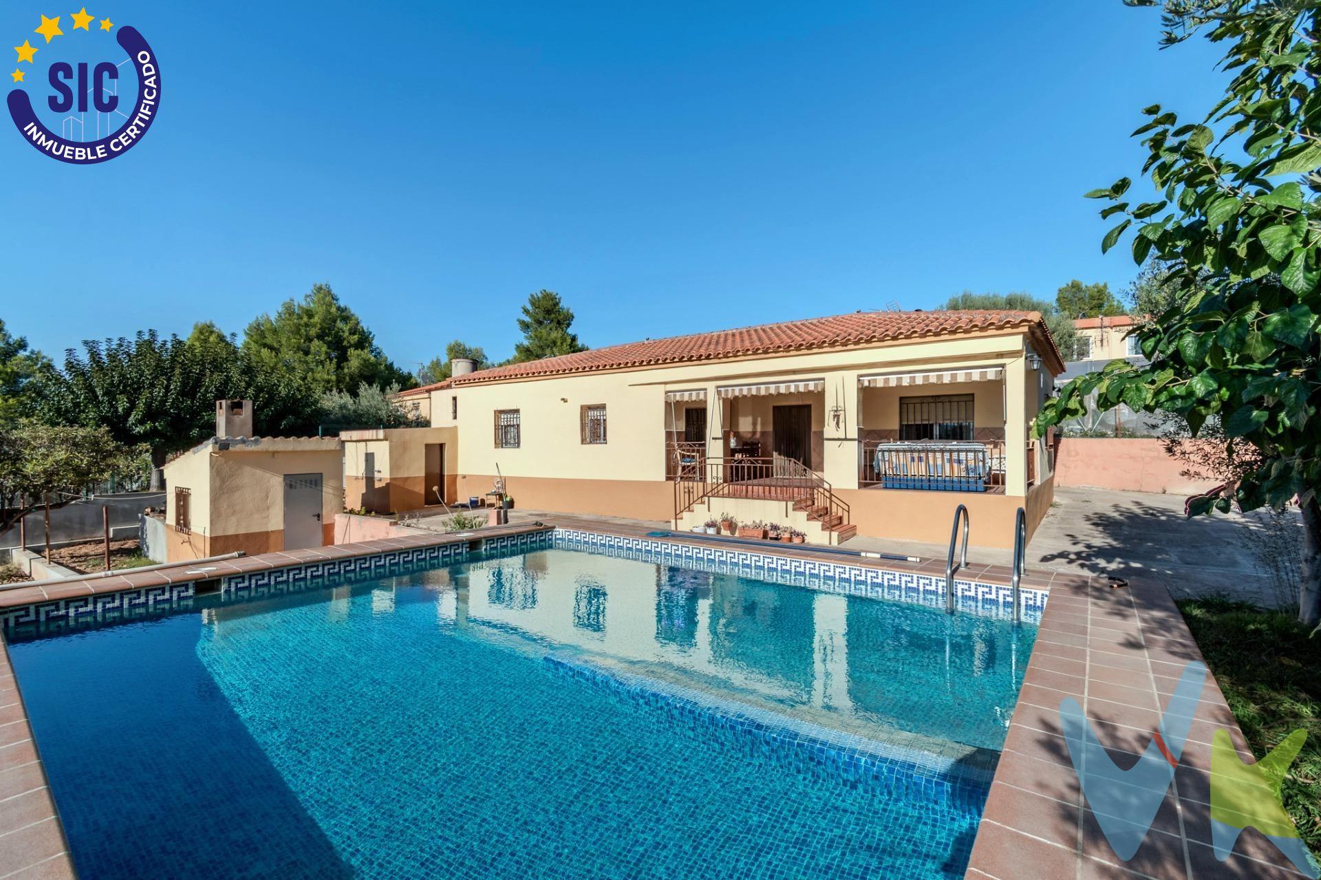 Te presentamos una excepcional casa ubicada en la carretera Alcora, ideal para quienes buscan un hogar tranquilo y confortable. Esta propiedad ofrece una superficie de construcción de 159 m² y útil de 111 m², lo que proporciona amplios espacios interiores perfectos para disfrutar en familia o recibir amigos. Con tres habitaciones dobles, puedes acomodar a tu familia sin problemas. La orientación sureste asegura luminosidad durante todo el día. La parcela tiene un generoso tamaño de 1000 m² donde encontrarás no solo una magnífica piscina privada sino también un huerto y área destinada a barbacoa; ideales para tus reuniones al aire libre. . Además, cuenta con espacio suficiente para parking dentro del terreno. Ubicada a tan solo siete kilómetros del mar, esta casa te permite disfrutar tanto del entorno natural montañoso como las playas cercanas cuando desees relajarte junto al océano. En perfecto estado 'para entrar a vivir', este inmueble es la opción perfecta si buscas confort rodeado por naturaleza.