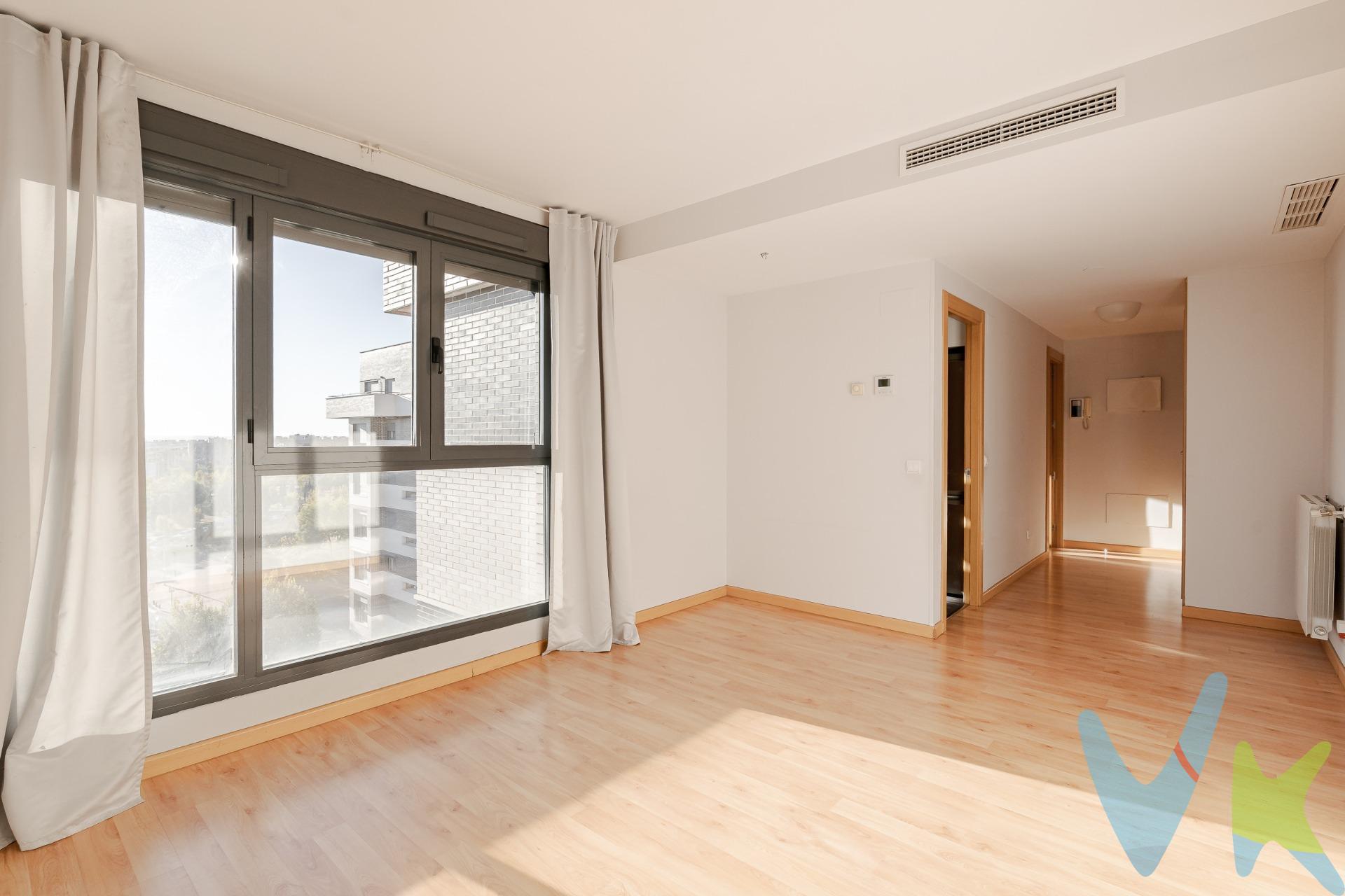 Este piso en una espectacular urbanización privada te robara el corazón: Imagínate un hogar listo para vivir desde el primer día: con 77 m² construidos (54 m² útiles), este piso te ofrece amplitud sin complicaciones. Al entrar, te recibe un salón-comedor cómodo y luminoso, gracias a una gran ventana que da a las zonas comunes de la urbanización privada — un plus de tranquilidad y vistas suaves. La cocina está completamente equipada: vitrocerámica, horno, campana extractora, lavadora, frigorífico, lavavajillas y microondas… Sí, ¡está lista para que cocines, cenes y vivas sin tener que buscar qué electrodoméstico falta! Además, cuenta con una terraza-tendedero, ideal para ventilar o tener un rincón de lavandería sin molestar al salón.  . Los dos dormitorios tienen armarios empotrados y, si eso fuera poco, tienes otro armario más en el hall de entrada: espacio de sobra para guardar abrigos, equipaje o simplemente mantener el orden. Hay dos baños completos: el principal con bañera y el otro con plato de ducha, ambos con mamparas — comodidad para todos los días. En cuanto al confort: aire acondicionado por conductos para que el clima interior se adapte sin interrupciones, y un toldo en el salón para controlar la luz cuando necesites calma o descanso. ¿El suelo? Tarima flotante en toda la vivienda para dar sensación cálida y elegante (excepto cocina y baños, que llevan gres, una opción práctica y fácil de mantener). Las puertas de paso son de haya, la puerta de entrada es blindada (más seguridad = más tranquilidad), y las paredes están en liso gris perla, un tono neutro que invita a personalizar. El precio incluye plaza de garaje y trastero: ¿una mudanza sin estrés? Lo tienes. Y por si fuera poco… la urbanización es de primera: servicio de conserjería 24h, gimnasio, dos piscinas (una para niños, otra para adultos), zonas ajardinadas, pista de pádel, parque infantil… para que el tiempo libre también se viva en casa. ¿Y la ubicación? Perfecta: calle Calle Cirilo Martínez Novillo 29 (Madrid), en el límite de los barrios de Santa Eugenia y Villa de Vallecas. Jardines, zonas tranquilas, guarderías, colegios (publicos y concertados), farmacias, comercios, supermercados, CC La Gavia, … Y además con una excelente comunicación. Certificación energética: “C” — eficiente y actual. 📞 Llama hoy mismo y ven a conocer tu nuevo hogar en Madrid!. Importante: los impuestos y gastos (ITP o IVA, notaría, registro, gestoría, tasación, etc.) no están incluidos en el precio. Para más información o para concertar una visita, ¡contáctanos ahora!