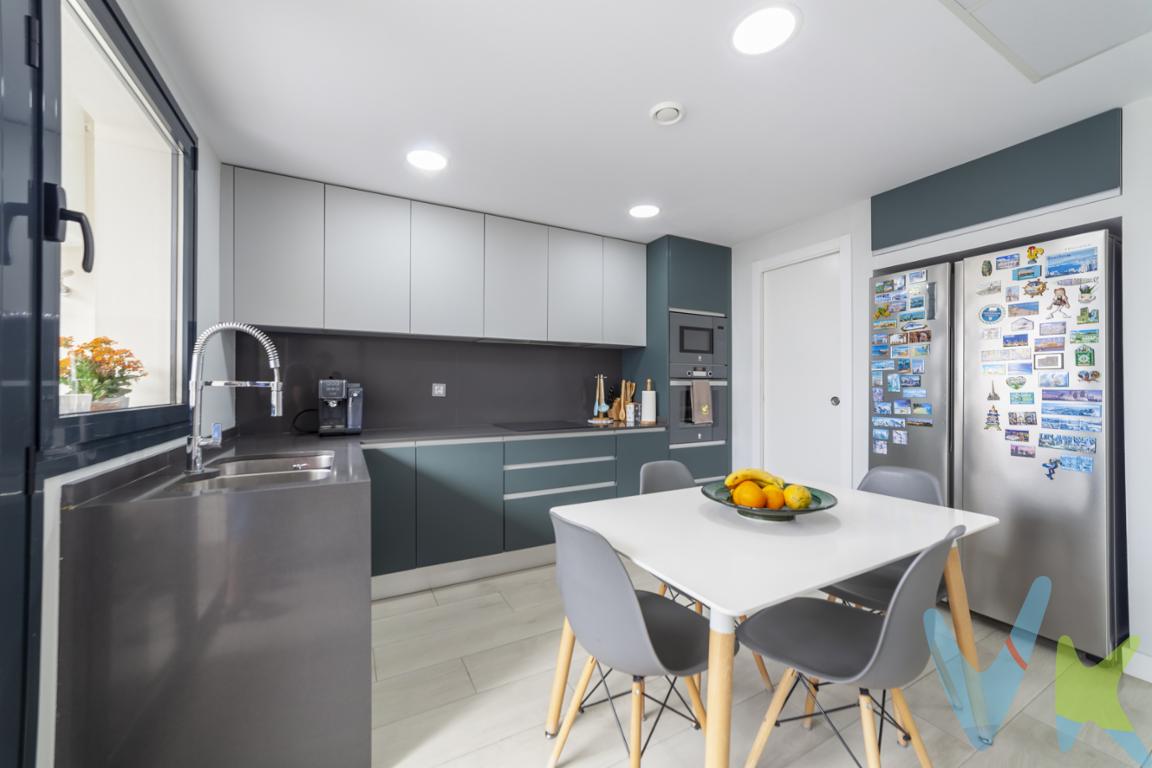 Os presentamos la que puede ser la casa de vuestros sueños, ideal para aquellos que buscan la perfecta combinación de comodidad y modernidad. Ubicada junto al parque La Senyera (sector IV) de Rafelbunyol, esta propiedad de reciente construcción, edificada en 2021, ofrece un sinfín de detalles que la convierten en una opción irresistible.La vivienda tiene una distribución ideal, brindando amplitud y confort en cada rincón. Al entrar, lo primero que sorprende es su amplio salón, un lugar perfecto para recibir a amigos y familiares o simplemente disfrutar de un agradable momento de relax. Un aseo perfecto para dar servicio a esta planta y una amplia cocina totalmente equipada con despensa con espacio para almacenaje. Desde la cocina se accede a un amplio patio preparado tanto para disfrutar al aire libre como para darle el uso de garaje.Cuenta con dos amplias habitaciones en la primera planta, la secundaria con un gran armario empotrado de 3 puertas y la habitación principal cuenta con 2 armarios y con baño completo en suite. Baño muy amplio y con ventana. En esta misma planta encontramos un segundo baño completo con zona de lavandería, espacio para lavadora y un gran armario de almacenaje. En la planta ático encontramos una zona polivalente de 21m² perfecta como despacho, como gimnasio, como zona de estudio u ocio o como tercera habitación. En esta planta también encontramos una perfecta terraza de 21m² orientada al este.Además, sus acabados modernos y de calidad confieren a la construcción un aire sofisticado, a la vez que eficiente, asegurando un estilo de vida contemporáneo y funcional. La vivienda cuenta con aire acondicionado por conductos en planta baja y planta primera y split de aire acondicionado también frío/calor en la buhardilla. Sin duda, es una vivienda que merece la pena ser vista y considerada. 