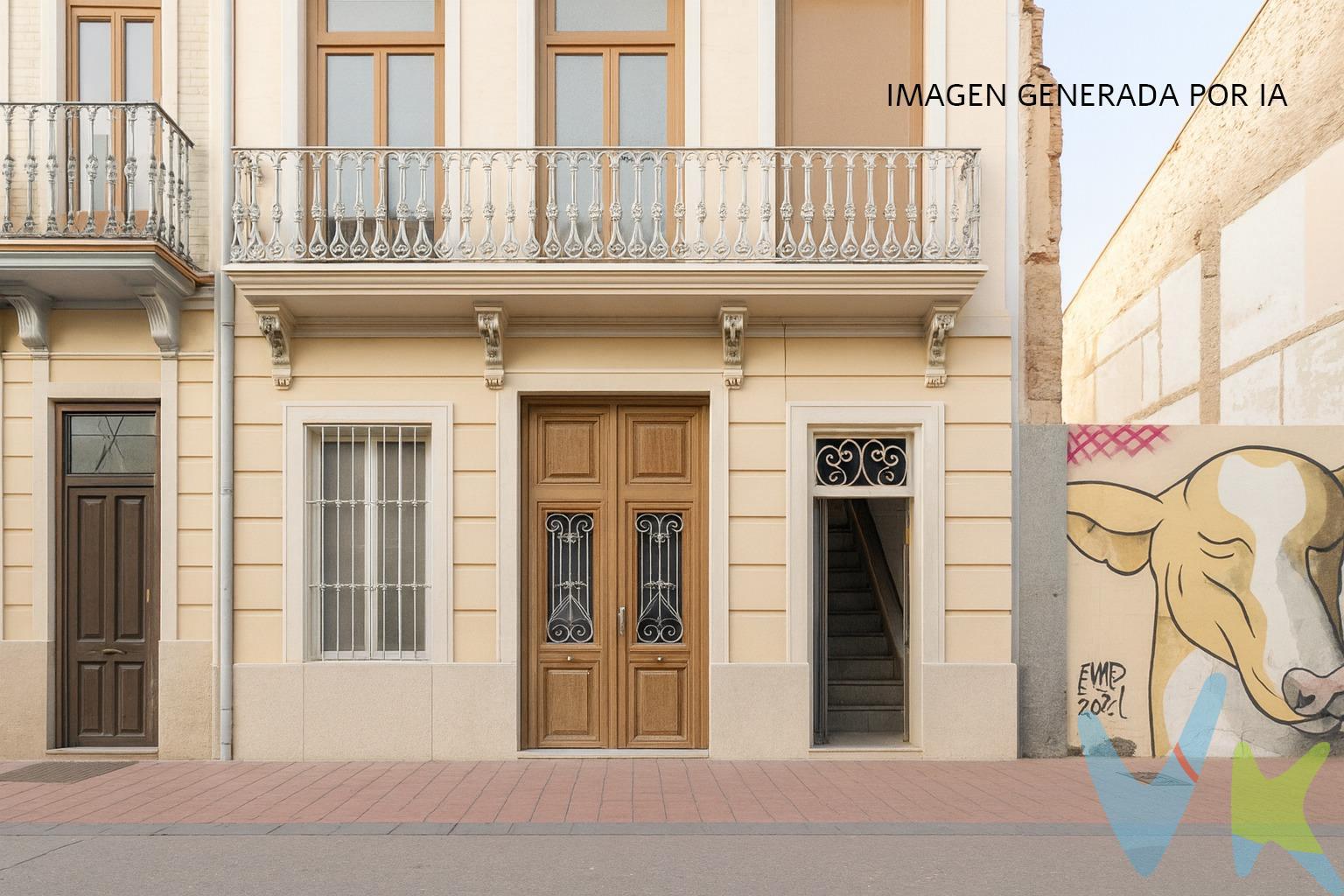 ¿Qué te parecería vivir en una de las zonas con más alma de Valencia, donde el encanto del mar se mezcla con la historia y la autenticidad del barrio?. Este bajo, situado en pleno Cabanyal, es una oportunidad única para crear el hogar con el que siempre has soñado. La vivienda está para reformar completamente, pero ya cuenta con proyecto y licencia concedida ¡solo falta empezar la obra y hacerlo realidad! Una ventaja enorme que te ahorra tiempo, gestiones y quebraderos de cabeza. Actualmente dispone de tres habitaciones, comedor, cocina, baño y un agradable patio interior de 13 m2, pero el proyecto de reforma propone un diseño más amplio, moderno y funcional, con dos dormitorios dobles con baño privado, un salón comedor independiente, una cocina también independiente desde la que se accede directamente al patio, ideal para disfrutar de comidas al aire libre o momentos de calma bajo el sol valenciano. Además, la vivienda cuenta con salida a dos calles, una característica poco común que ofrece mayor comodidad y funcionalidad. Este bajo es mucho más que una vivienda; es una oportunidad para construir un hogar con carácter, en un entorno vibrante, lleno de historia y a pocos minutos del mar. Si buscas un lugar donde cada detalle cuente, donde puedas empezar un nuevo capítulo rodeado de la esencia del Cabanyal, éste es tu proyecto hecho realidad. Una base con infinitas posibilidades, ideal para quienes buscan invertir en el Cabanyal o diseñar su propio refugio junto al mar. Licencia lista. Proyecto en mano. El futuro, a punto de empezar. Aviso: Algunas imágenes mostradas han sido generadas mediante inteligencia artificial y se presentan únicamente como ejemplo del posible resultado tras una reforma. No corresponden al estado actual de la vivienda.