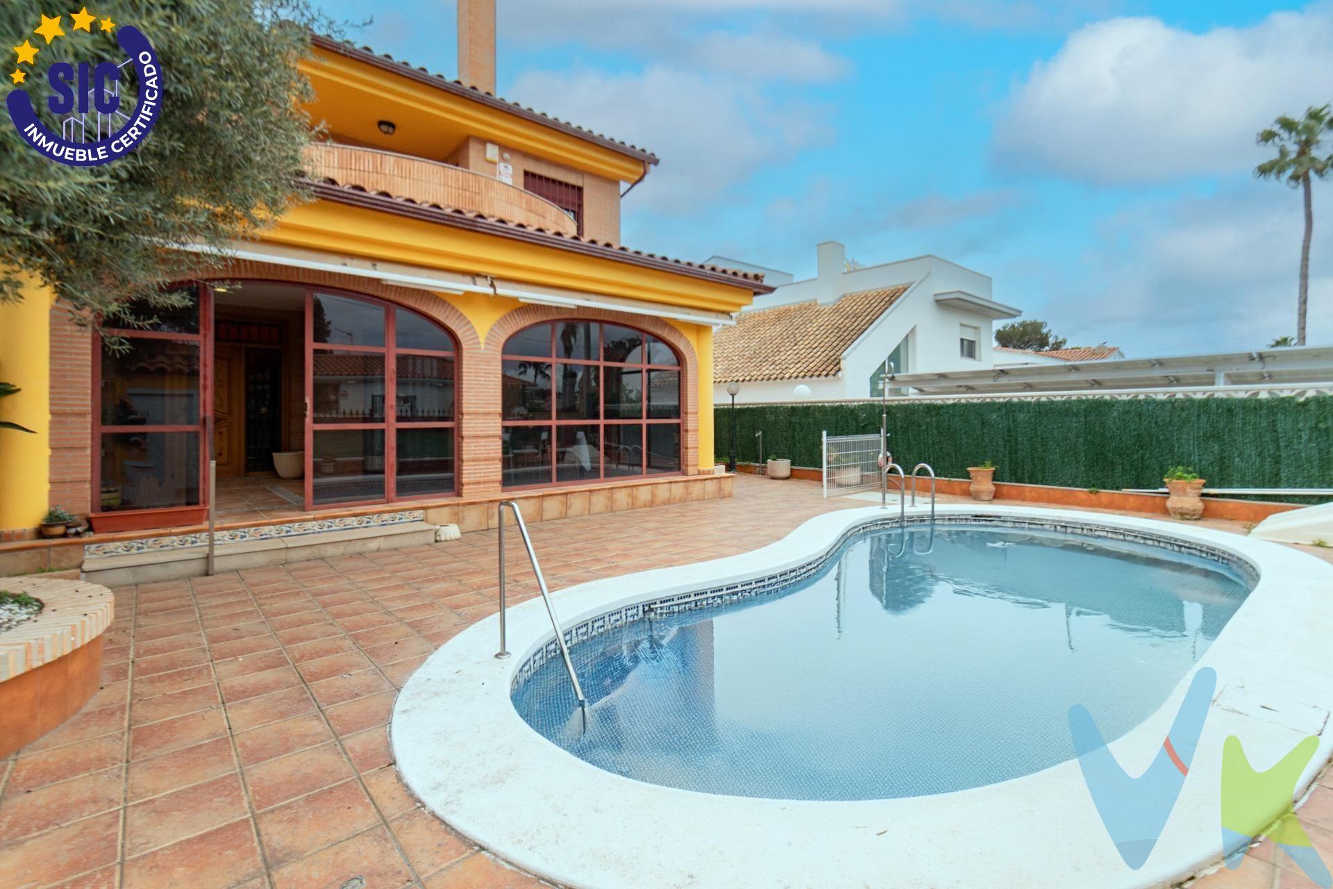 ¿Te gustaría vivir en Benicasim?. ¡El chalet de tus sueños acaba de encontrarte!. Esta magnífico chalet totalmente equipado, está disponible para convertirse en tu nuevo hogar y vivir todo el año si así lo deseas. Ubicado a escasos metros del colegio "El Palmeral", con rápido acceso a la autovía hacia Castellón y muy próxima a la parada de autobús. Esta fantástica propiedad se encuentra situada en una zona tranquila a cinco minutos de la playa. ¿Te imaginas mudarte a una casa lista para vivir?  . Te presentamos un espacio acogedor y tranquilo, donde crear una nueva vida, cerca del mar y la montaña, el lugar idóneo en el que podrás compartir momentos inolvidables junto a tus familiares y amigos. Disfrutar junto a los tuyos en la  encantadora terraza con vistas a la piscina  no tiene precio, también dispone una cómoda zona de barbacoa con una cocina en la zona de la terraza, cada día será una experiencia de vacaciones. -El chalet ofrece una distribución perfecta, dotado de un gran espacio con gran capacidad de almacenaje, con una gran cocina completa, dos baños completos, un amplio salón-comedor con acceso a la terraza, cuatro acogedores dormitorios con terraza, un práctico cuarto de lavandería y un espacioso garaje. . Estamos seguros que este es el hogar en el que llevas tiempo pensando. ¡No dudes y ven a visitar la casa de tus sueños!. . . . 