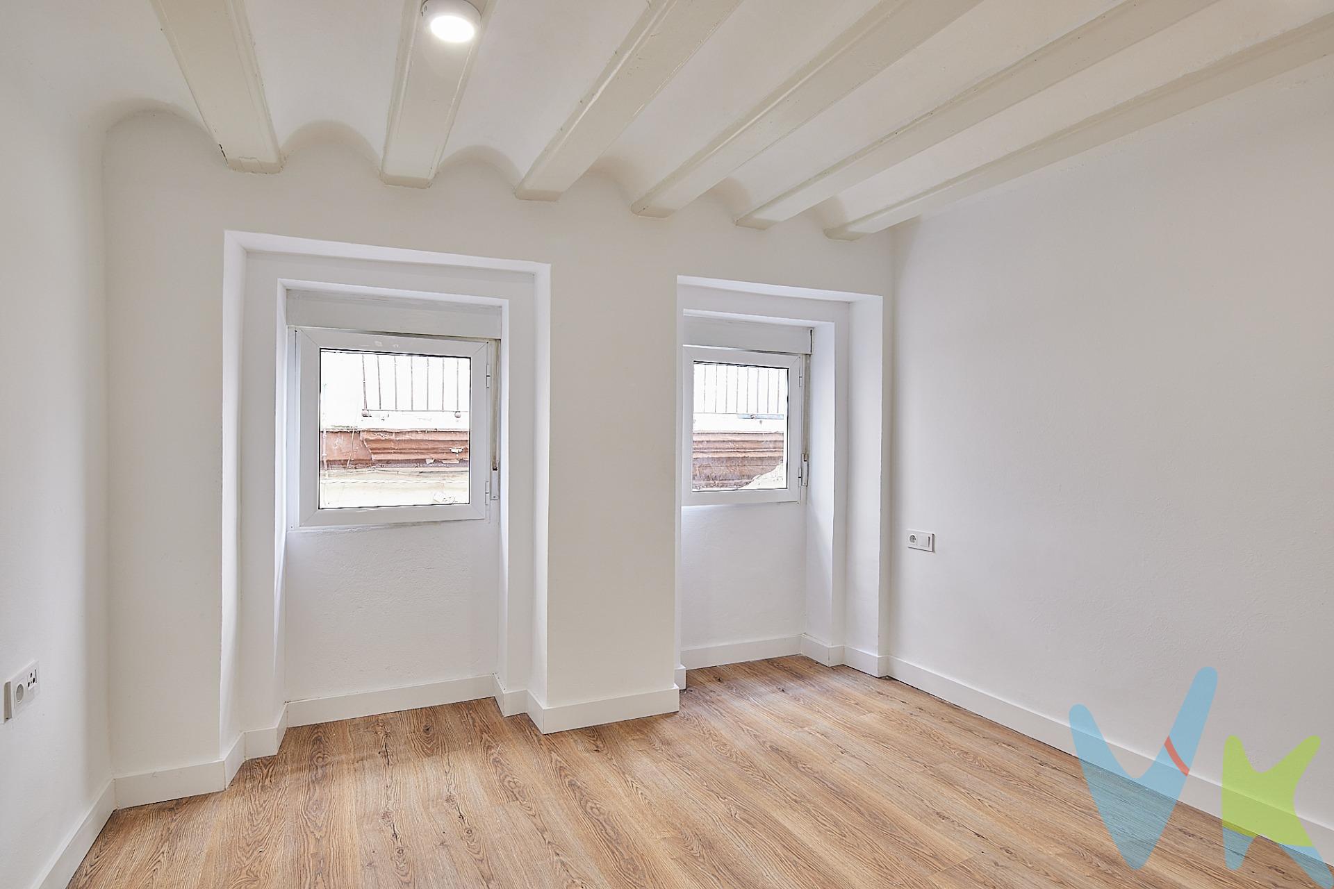 Presentamos a la venta esta magnífica propiedad en pleno centro de Cádiz, recién reformada y a escasos metros del mercado Central y de las principales zonas comerciales de la ciudad. La vivienda acaba de ser reformada completamente (carpintería interior y exterior, instalación eléctrica, suelos, cocina, cuartos de baño..). Cuenta con tres dormitorios, dos de ellos con ventanas a la calle, cocina amueblada y salón con ventilación a patio del edificio, cuarto de baño completo y aseo. Al igual que puede convertirse en su nuevo hogar, la propiedad ofrece las características necesarias también para destinarla a la inversión, tanto como vivienda habitual como para estudiantes al contar con el número de estancias más demandadas por este sector. Suelos de tarima flotante, puertas lacadas en blanco, ventanas de climalit. * Gastos, Impuestos y Honorarios de la Agencia no incluidos en el precio. . *Si estás interesado en esta vivienda pero tienes que vender, contacta con nosotros, te ayudamos a encontrar comprador para tu vivienda. Periodo de validez de la publicación 30/12/2025