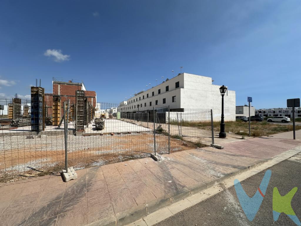 Solar esquinero en venta en el Sector IV de Rafelbunyol. Situado en la esquina sur junto al paseo. El solar tiene una superficie de 150m2 con 20ml de profundidad. Se trata de un solar urbano, listo para construir, con 3 orientaciones: este, oeste y sur. Impuesto ITP np incluido. 