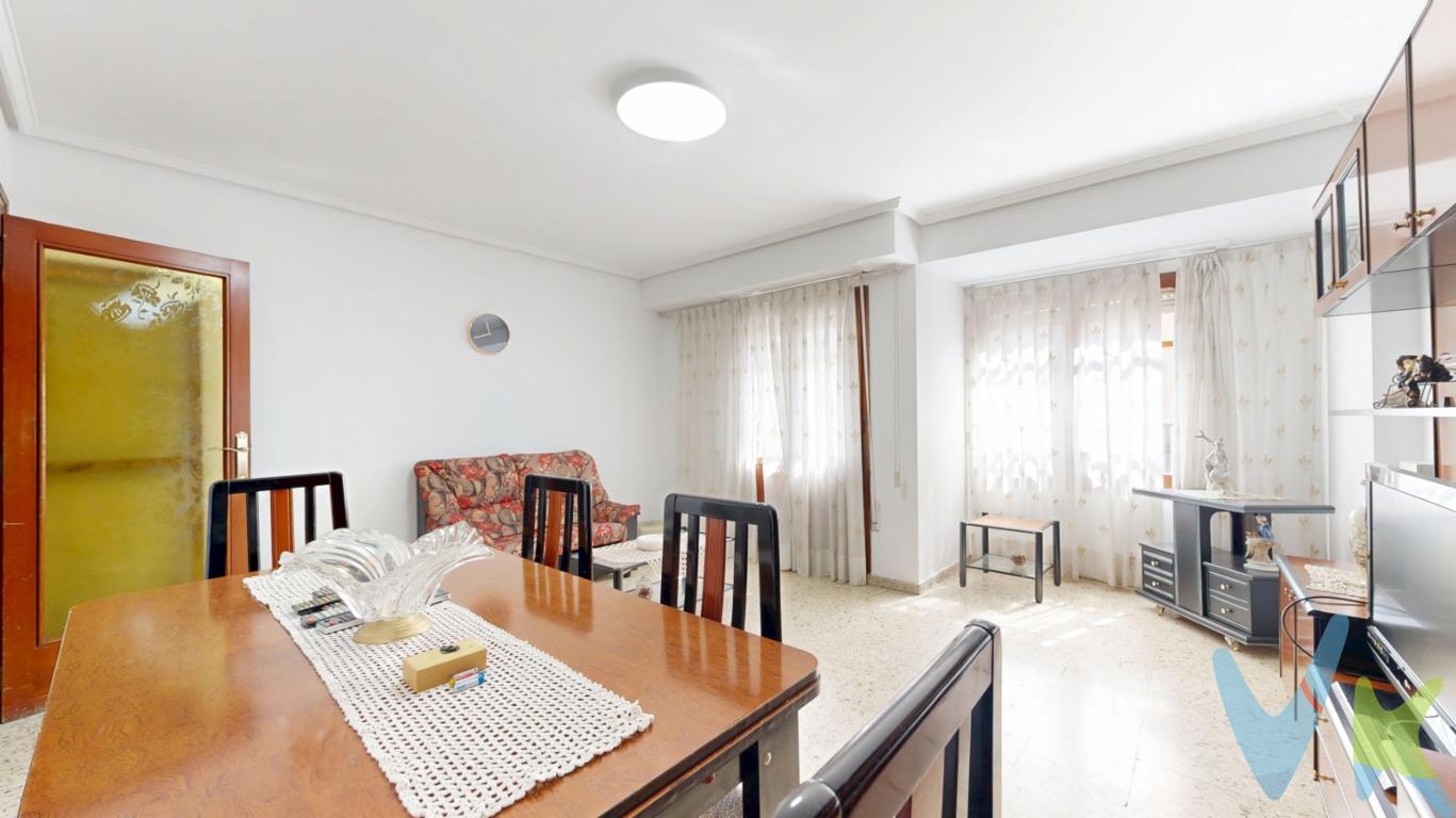 NO DEJES ESCAPAR ESTA OPORTUNIDAD, EL MEJOR PISO QUE PUEDAS ENCONTRAR. Excelente inmueble en el corazón de Nazaret en la ciudad de Valencia! Con todos los suministros en funcionamiento. Este encantador piso ofrece un espacio acogedor y funcional. Situado en la segunda planta de un edificio sin ascensor, disfrutando de una orientación Este-Oeste que garantiza luz natural durante todo el día, en una comunidad de vecinos tranquila y familiar. El salón exterior, con acceso a un balcón que ofrece vistas a la calle.El piso cuenta con un amplio vestíbulo, la habitación doble, equipada con bomba de frío/calor Split, tiene acceso a una habitación individual, perfecta para un estudio o cuarto de juegos y otra habitación individual independiente. La cocina completamente amueblada y equipada, incluye una práctica galería. Además, el baño reformado te ofrece el máximo confort.Con ventanas y puertas de madera que aportan calidez, este piso combina lo mejor de lo clásico y lo moderno. Todo eléctrico y con calefacción por bomba de frío/calor, es una opción cómoda y eficiente. No dejes pasar la oportunidad de invertir en un espacio amplio y bien distribuido, en buen estado de conservación. ¡Ven a visitarlo y enamórate!Ubicado en la zona más céntrica de Nazaret junto al mercado municipal, cercano a supermercado, servicios, colegios, polideportivo y biblioteca hace que la vida diaria sea más práctica y agradable. También estarás a un paso del centro médico y varias farmacias, lo que garantiza que tendrás todo lo necesario al alcance de la mano. A dos minutos andando la L10 del tranvía y varias líneas de autobús que facilitan el transporte y la conexión tanto a la playa como al centro y demás zonas de la ciudad.PVP 184.500 . Gastos e impuestos no incluidos en el precio. La compra conlleva impuestos y gastos de formalización para el comprador. A título orientativo se informa que en segundas transmisiones el ITP con carácter general en Valencia es del 9%, pudiendo existir otros tipos impositivos atendiendo a las circunstancias personales del comprador u otras circunstancias previstas legalmente. Base imponible del impuesto el mayor valor entre el precio de compraventa, la tasación o el valor de referencia catastral. En cuanto a los gastos de notaría y registro, en su caso, suelen oscilar aprox; entre 1,5% y 2,5% (aranceles variables según precio, n.º de copias y complejidad). El vendedor elige notario salvo requisito expreso del comprador. Si el comprador precisase de hipoteca: tasación, condiciones y costes bancarios serán según entidad elegida por el comprador, así como los gastos de gestoría, y cualesquiera otros gastos inherentes a la formalización de la compraventa que legalmente correspondan a la parte compradora, salvo pacto expreso en contrario con el vendedor.