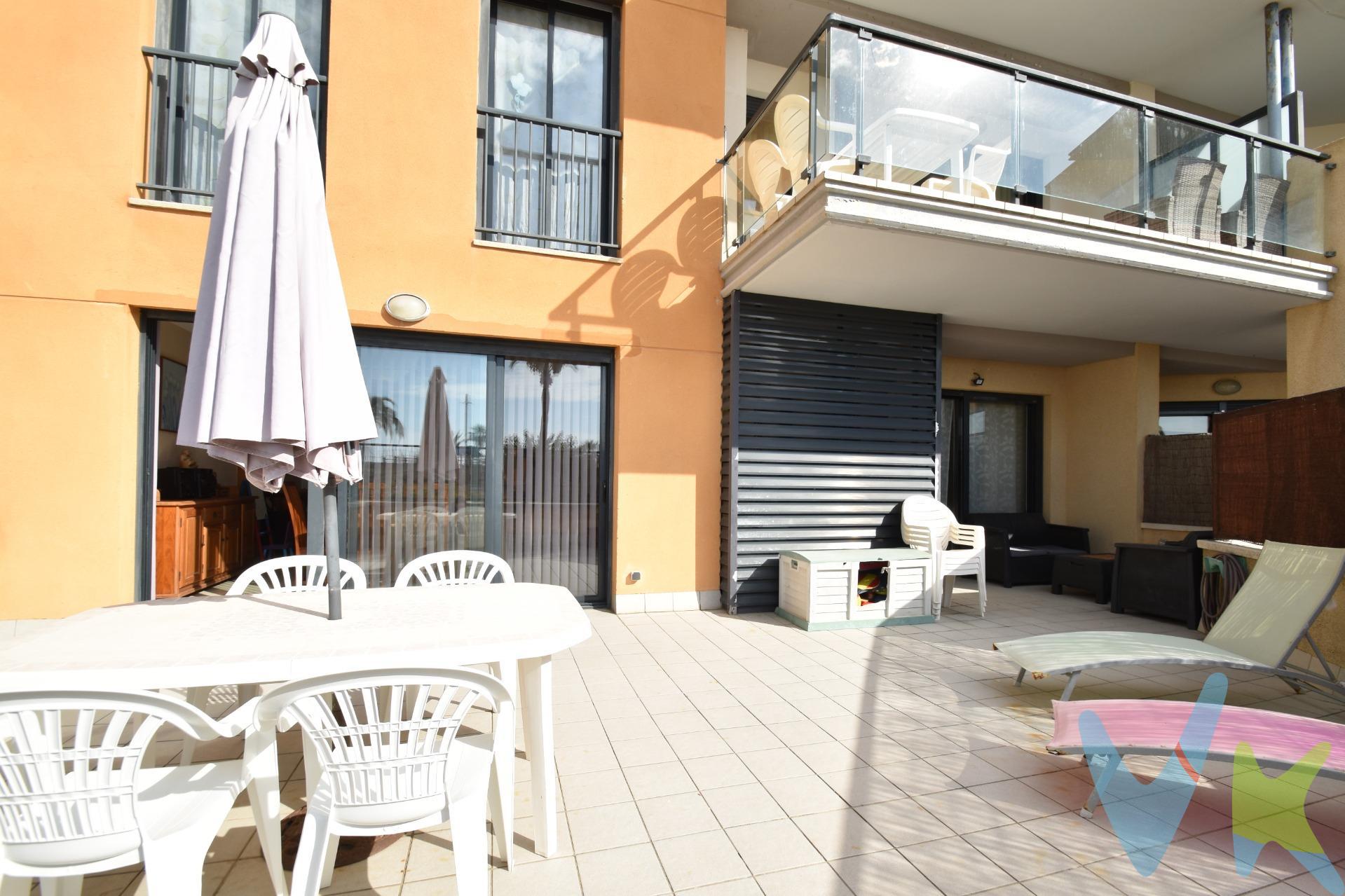 ¡Magnífica inversión! ¡Oportunidad única junto al mar! Dúplex con licencia turística dividido en dos viviendas independientes. Espectacular dúplex primera linea con vistas al mar, situado en planta baja y primer piso convertido en dos pisos independientes totalmente equipados y con licencia turística. Se encuentra en conjunto residencial con acceso directo al mar. Disfruta de zona comunitaria con jardines y piscina. La distribución en planta comprende salón-comedor con cocina abierta, lavadero exterior, 1 dormitorio, baño y una terraza de 63m² con acceso directo a la zona comunitaria. La planta superior tiene puerta directa a la escalera comunitaria y comprendre salón-comedor con cocina americana, dos dormitorios, 1 baño y un gran balcón. Calefacción y aire acondicionado, ascensor. Se vende completamente equipado, con muebles y electrodomésticos.   . El dúplex incluye en su precio dos plazas de pàrquing y un trastero. Una magnífica inversión tanto para alquiler vacacional como para uso propio. No dejes pasar la oportunidad de adquirir esta propiedad única y versátil, en una ubicación privilegiada, ideal para disfrutar o rentabilizar desde el primer día. Cubelles es un municipio costero muy bien comunicado (tren y autopista) y situado a 50Km de Barcelona. Disfruta de unas bonitas playas de arena fina y de un centro y casco antiguo muy bonitos. Su clima mediterráneo ofrece sol prácticamente todo el año y una temperatura ambiente muy buena. El precio no incluye impuestos (ITP, IVA y AJD), ni los gastos de notario ni los de registro.   