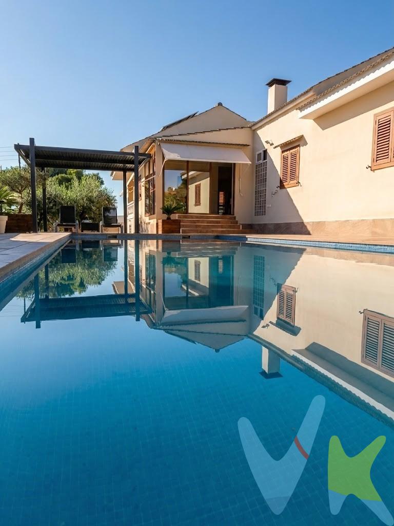 La oportunidad más exclusiva en el mercado con menos stock de la provincia de Valencia. Un chalet independiente que combina seguridad familiar, diseño sofisticado y un entorno de club privado. Estilo de Vida "Resort". Ocio a pie de calle: A un minuto de pistas de tenis de tierra batida y restaurante privado dentro de la urbanización. Próximo al prestigioso campo de golf La Galiana. Entorno: Urbanización de altísima demanda, segura, con piscina comunitaria y rodeada de naturaleza. Distribución por Niveles. Planta Principal (Día y Descanso): Salón noble con chimenea de piedra y suelos de mármol. Cocina de alta gama con isla de granito. Conexión directa a la terraza, zona de barbacoa y piscina de diseño con tarima tecnológica. Cuenta con 5 habitaciones (una de ellas vestidor) y 2 baños completos. Planta Alta (Buhardilla): Espacio polivalente con un enorme dormitorio de invitados, salón íntimo y un amplio despacho independiente para teletrabajar con total privacidad. Planta Baja (Semisótano): Garaje cerrado de gran capacidad (más porche cubierto para otros 2 vehículos grandes), gimnasio privado, baño completo y gran zona de almacenamiento/máquinas. Calidades y Exteriores. Fachada señorial de piedra natural con portal automatizado. Jardín consolidado con césped, palmeras y pozo decorativo. Climatización integral, chimenea y persianas de seguridad. Oportunidad de Mercado: Dada la escasísima oferta en San Blas, esta propiedad es una pieza única. Contacte hoy mismo para coordinar su visita privada. VENTA:. PVP 549.999€. Gastos e impuestos no incluidos en el precio. La compra conlleva impuestos y gastos de formalización para el comprador. A título orientativo se informa que en segundas transmisiones el ITP con carácter general en Valencia es del 9%, pudiendo existir otros tipos impositivos atendiendo a las circunstancias personales del comprador u otras circunstancias previstas legalmente. Base imponible del impuesto el mayor valor entre el precio de compraventa, la tasación o el valor de referencia catastral. En cuanto a los gastos de notaría y registro, en su caso, suelen oscilar aprox. entre 1,5% y 2,5% (aranceles variables según precio, n.º de copias y complejidad). El comprador elige notario. Si el comprador precisase de hipoteca: tasación, condiciones y costes bancarios serán según entidad elegida por el comprador, así como los gastos de gestoría, y cualesquiera otros gastos inherentes a la formalización de la compraventa que legalmente correspondan a la parte compradora, salvo pacto expreso en contrario con el vendedor. El consumidor tiene, conforme a la normativa vigente, a su disposición información y documentación adicional relativa al inmueble y condiciones de la compraventa, que podrá ser consultada en C/Joaquín Costa 4, bajo 46005 Valencia o urbe2@remax.es. Honorarios de mediación inmobiliaria a cargo del COMPRADOR: (3% del precio final de venta más IVA (21%), salvo otro pacto.); y de VENDEDOR (según acuerdo con el mismo). Se informa al consumidor que la agencia actúa como intermediaria inmobiliaria en la operación, estando cualquier eventual compraventa y sus condiciones sujeta a la aceptación expresa del propietario-vendedor y a la posterior formalización del correspondiente contrato.