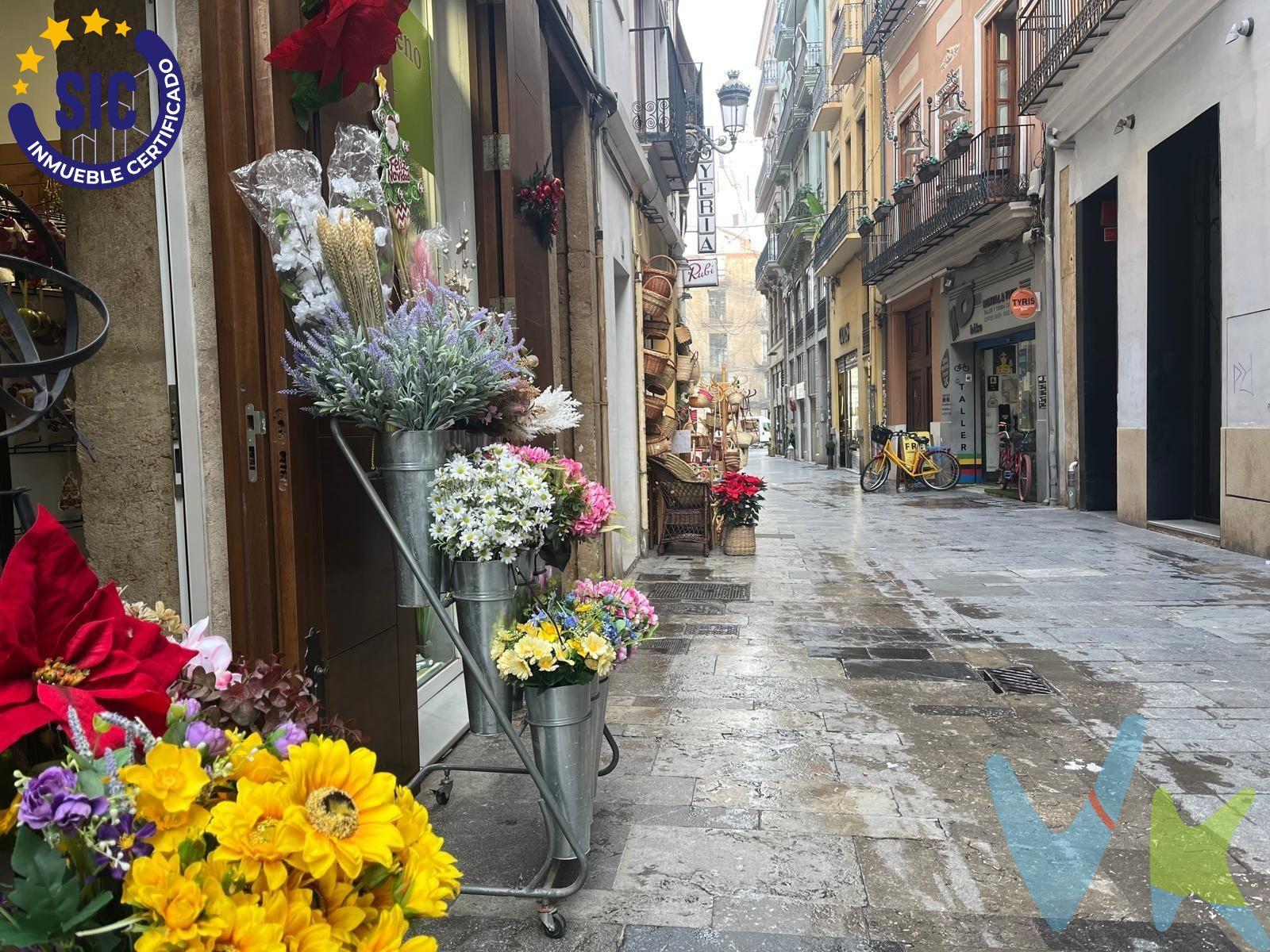 Oportunidad única en el corazón del centro histórico de Valencia – Zona Mercat. Descubre esta vivienda con enorme potencial situada en plena zona del Mercat, uno de los enclaves más emblemáticos y demandados del centro de Valencia. Se trata de una primera planta con ascensor, con 79 m² construidos, distribuida en dos dormitorios y un baño, ideal para quienes buscan crear un hogar a medida o realizar una inversión con gran proyección de revalorización. La vivienda necesita reforma integral, lo que permite diseñarla completamente al gusto del comprador, sacando el máximo partido a sus techos altos, sus pavimentos hidráulicos originales y sus carpinterías de madera, elementos con carácter que aportan autenticidad y un encanto difícil de encontrar hoy en día. Un lienzo en blanco perfecto para combinar tradición y diseño contemporáneo. Ubicada en un edificio con encanto, que conserva la esencia del casco antiguo y elementos arquitectónicos tradicionales, la vivienda se encuentra en una calle tranquila, pese a estar en pleno centro histórico. Una ubicación excepcional. Vivir en el distrito del Mercado Central es disfrutar de una de las zonas con mayor valor patrimonial y calidad de vida de Valencia. A escasos minutos del Mercado Central, la Lonja de la Seda y la Plaza del Ayuntamiento, rodeado de historia, cultura y arquitectura singular. La zona ofrece excelente comunicación en transporte público, además de una completa oferta de comercios, restaurantes, cafeterías, colegios, servicios, zonas culturales y de ocio. Todo a un paso, ideal para disfrutar del centro caminando, con el ambiente vibrante de la ciudad y la tranquilidad de un barrio consolidado. Una oportunidad perfecta tanto para vivienda habitual como para inversión, en una ubicación prime del centro de Valencia, donde este tipo de propiedades son cada vez más escasas. En el precio indicado en este anuncio no están incluidos los gastos propios de la compraventa, tales como impuestos aplicables y gastos de Notaría, registro, o gestoría. Tampoco esta honorarios de la inmobiliaria (que son compartidos entre comprador y vendedor), ETC. El anuncio, aunque es fiel reflejo de la información contrastada por esta empresa, puede contener errores y no tiene carácter contractual. Por mandato expreso del propietario, comercializamos este inmueble en exclusiva, lo que garantiza el acceso a toda la información, a un servicio de calidad, un trato fácil, sencillo y sin interferencias a terceros. Por este motivo, se ruega no molestar al propietario, a los ocupantes de la propiedad, o a los vecinos. Muchas gracias por su comprensión. Si usted es agente inmobiliario y tiene un cliente para este inmueble, llámenos, estaremos encantados de colaborar.  En ningún caso, los textos, fotografías, imágenes, o cualquier otro contenido del presente anuncio, tienen carácter contractual, siendo validos solo como mera información. 