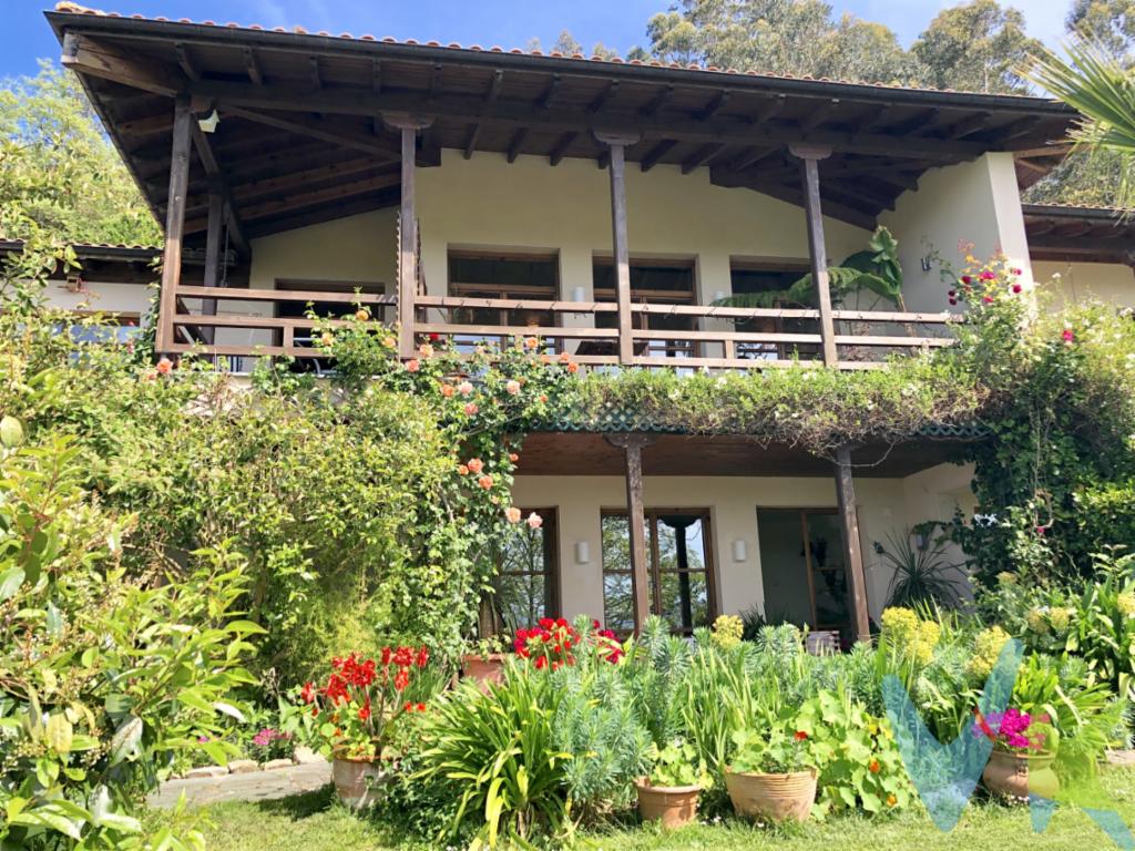 Posiblemente la propiedad más encantadora, exótica y singular por su belleza de todo el Principado. Estar rodeada de vegetación dentro de una finca de 18.000 m2, con jardín, zona de bosque, estanque con nenúfares, encantador huerto y unas impresionantes \"vistas a un mar de nubes\" la convierten en exclusiva. Esta maravillosa casa de reciente construcción y primeras calidades, se encuentra integrada en un paisaje protegido y está ubicada en Ordiales, a 25 minutos de Oviedo y Gijón y 10 minutos del centro de la ciudad de Pola de Siero. Amplias habitaciones con baño, algunas con entrada independiente y todas ellas con encantadoras vistas. Espectacular salón con salida a la joya de la casa que es su impresionante porche mirador. Además la casa dispone de más espacio susceptible de ampliación dentro de la misma y la posibilidad de hacer otra vivienda dentro de la finca. Ven a visitarla y te quedarás con ella.