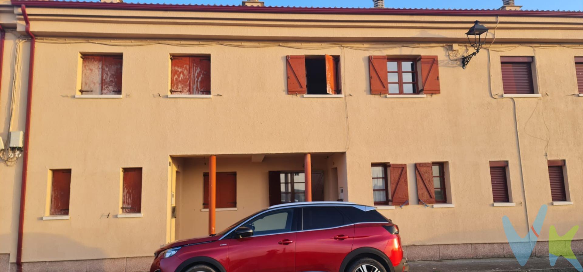 Presentamos esta atractiva casa adosada ubicada en la tranquila y pintoresca localidad de Villalar de los Comuneros, en Valladolid. Este inmueble, que requiere reforma, se extiende a lo largo de dos plantas bien distribuidas. En la primera planta encontrará una galería acristalada perfecta para disfrutar del paisaje rural circundante, junto con tres habitaciones y un baño completo. La planta baja alberga un salón-comedor ideal para reuniones familiares o sociales, así como una cocina funcional acompañada por un aseo adicional. Además, cuenta con un patio privado de aproximadamente 30 m² donde también hay disponible un trastero útil para almacenamiento extra. El sistema actual de calefacción es mediante caldera a carbón; sin embargo, existe la opción viable de actualizarlo a gasóleo o pellets según su preferencia y necesidades energéticas futuras. Esta propiedad está situada en una zona apacible muy cercana a las piscinas municipales locales y está apenas media hora distante del centro urbano vibrante de Valladolid.