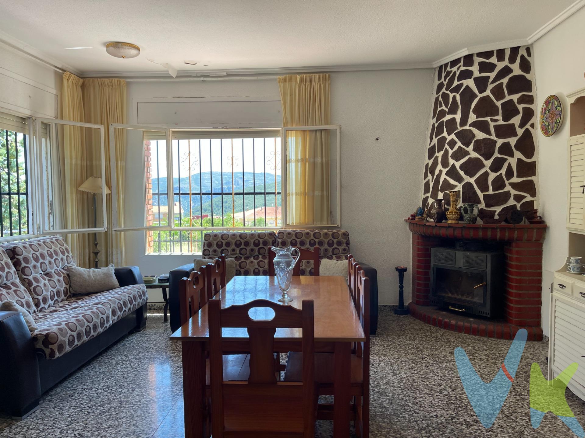 ¿Sueñas con despertar rodeado de tranquilidad, respirar aire puro y desconectar del ruido de la ciudad? . Este chalet unifamiliar con terreno, aislado en el Camino Cantarrales es el escenario perfecto para construir los mejores recuerdos de tu vida. Imagina los inviernos resguardado al calor de su maravillosa chimenea en el salón, o los veranos disfrutando de la paz absoluta y la luz natural que inunda cada rincón gracias a su orientación y diseño totalmente exterior. Es el hogar ideal para quienes buscan privacidad, naturaleza y espacio para toda la familia. Aspectos técnicos y distribución: la propiedad destaca por su sólida estructura de pórticos de hormigón armado y su excelente distribución en dos plantas sobre rasante, sumando un total de 314m² construidos sobre una generosa parcela gráfica de 428 m²:. Planta Primera (Vivienda - 107 m²): Espacio residencial muy luminoso compuesto por un distribuidor, un confortable salón-comedor con chimenea, cocina independiente, 4 amplios dormitorios y 1 baño completo. Planta Baja (Espacio multifuncional - 107 m²): Cuenta con un agradable porche de acceso, una zona de cocina-comedor, un aseo, además de un garaje cerrado de 53 m² y un almacén de 54 m², ideales para almacenamiento o taller. Detalles constructivos y ubicación: La vivienda, construida en 1980, mantiene sus acabados de origen con suelos de terrazo en las estancias principales y carpintería exterior de hierro, ofreciendo una base perfecta y desocupada para actualizarla a tu gusto. Dispone de todos los suministros básicos esenciales (suministro eléctrico, agua potable y red de saneamiento). Situada en suelo no urbanizable justo al límite del casco urbano de Chera, disfrutarás de la exclusividad de un entorno protegido (área forestal PATFOR) sin renunciar a los servicios del municipio. ¡No dejes escapar esta oportunidad única! Contáctanos hoy mismo para concertar una visita y venir a conocer el que será tu próximo oasis de tranquilidad. VENTA:. PVP 150.000€. Gastos e impuestos no incluidos en el precio. La compra conlleva impuestos y gastos de formalización para el comprador. A título orientativo se informa que en segundas transmisiones el ITP con carácter general en Valencia es del 9%, pudiendo existir otros tipos impositivos atendiendo a las circunstancias personales del comprador u otras circunstancias previstas legalmente. Base imponible del impuesto el mayor valor entre el precio de compraventa, la tasación o el valor de referencia catastral. En cuanto a los gastos de notaría y registro, en su caso, suelen oscilar aprox. entre 1,5% y 2,5% (aranceles variables según precio, n.º de copias y complejidad). El comprador elige notario. Si el comprador precisase de hipoteca: tasación, condiciones y costes bancarios serán según entidad elegida por el comprador, así como los gastos de gestoría, y cualesquiera otros gastos inherentes a la formalización de la compraventa que legalmente correspondan a la parte compradora, salvo pacto expreso en contrario con el vendedor. El consumidor tiene, conforme a la normativa vigente, a su disposición información y documentación adicional relativa al inmueble y condiciones de la compraventa, que podrá ser consultada en C/Joaquín Costa 4, bajo 46005 Valencia o urbe2@remax.es. Honorarios de mediación inmobiliaria a cargo del COMPRADOR: (3% del precio final de venta más IVA (21%), salvo otro pacto.); y de VENDEDOR (según acuerdo con el mismo). Se informa al consumidor que la agencia actúa como intermediaria inmobiliaria en la operación, estando cualquier eventual compraventa y sus condiciones sujeta a la aceptación expresa del propietario-vendedor y a la posterior formalización del correspondiente contrato.