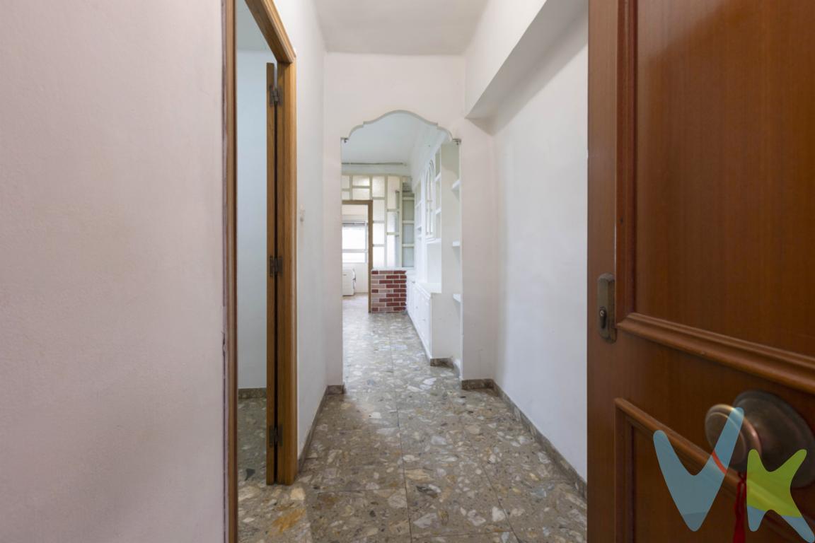 En el corazón de Benimaclet, uno de los barrios con más personalidad y proyección de Valencia, te presentamos esta vivienda con enorme potencial, ideal para quienes buscan diseñar su hogar a medida o realizar una inversión con alta rentabilidad.Ubicada en una primera altura, actualmente se distribuye en tres habitaciones, un baño, salón y cocina, ofreciendo una base perfecta para una reforma que permita adaptarla a los estándares actuales y maximizar cada uno de sus espacios.El edificio cuenta con servicio de conserjería, un valor añadido que aporta comodidad y tranquilidad en el día a día, reforzando la calidad de vida en la finca.Pero si hay algo que realmente marca la diferencia es su ubicación. Benimaclet combina como pocos barrios la esencia de pueblo con la energía de la ciudad. Sus calles llenas de vida, su oferta cultural, cafeterías con encanto, comercios locales y su ambiente joven lo convierten en uno de los enclaves más demandados tanto por residentes como por inversores. Su cercanía a las universidades lo posiciona como un punto estratégico para alquiler, mientras que su excelente conexión mediante metro, tranvía y principales vías permite llegar fácilmente al centro, a la playa y a cualquier punto de la ciudad.Una oportunidad para crear, invertir y crecer en uno de los barrios con más futuro de Valencia.Si buscas un proyecto con alma o una inversión segura en una ubicación privilegiada, estaremos encantados de acompañarte. Contáctanos y descubre todo el potencial que esta vivienda tiene para ofrecerte.Agencia Registrada con el Nº 89 en el Registro Obligatorio de Agentes Inmobiliarios de la Comunitat Valenciana. Puede consultar en la web de la GVA: https://habitatge.gva.es/es/registres-en-materia-habitatgeLa oferta está sujeta a cambios de precio o retirada del mercado sin previo aviso. Este anuncio en su conjunto, incluyendo textos, fotos, imágenes o cualquier otro contenido de este, no es vinculante dado que la información es ofrecida por terceros y puede contener errores. Se muestra a título informativo y no contractual.Gastos de la compraventa a cargo de la parte compradora no incluidos en el precio del inmueble a tener en cuenta:- ITP con carácter general en Valencia es del 10%, pudiendo corresponderle otro tipo impositivo atendiendo a sus circunstancias personales (por edad, renta o situación familiar primera vivienda habitual, etc ) previstas legalmente.*Base imponible del impuesto el mayor valor entre el precio de compraventa, la tasación o el valor de referencia catastral.- Gastos de notaría y registro, en su caso, suelen oscilar aprox; entre 1,5% y 2,5% (aranceles variables según valor de compraventa, n.º de copias, etc ).- Si tramita la inscripción una gestoría, deberá abonar sus honorarios más IVA ( en este caso suele oscilar entre los 250EUR y los 400EUR + IVA).- Honorarios de mediación inmobiliaria a cargo del comprador del 3% del precio final de venta más IVA (21%), salvo otro pacto.Por mandato expreso del propietario, comercializamos este inmueble en exclusiva, lo que le garantiza el acceso a toda la información, a un servicio de calidad, un trato fácil, sencillo y sin interferencias de terceros. Por este motivo, se ruega no molestar al propietario, a los ocupantes de la propiedad o a los vecinos. Muchas gracias por su comprensión. Si usted es agente inmobiliario y tiene un cliente para este inmueble, llámenos: estaremos encantados de colaborar.Se informa al consumidor que la agencia actúa como intermediaria inmobiliaria en la operación, estando cualquier eventual compraventa y sus condiciones sujeta a la aceptación expresa del propietario-vendedor y a la posterior formalización del correspondiente contrato.