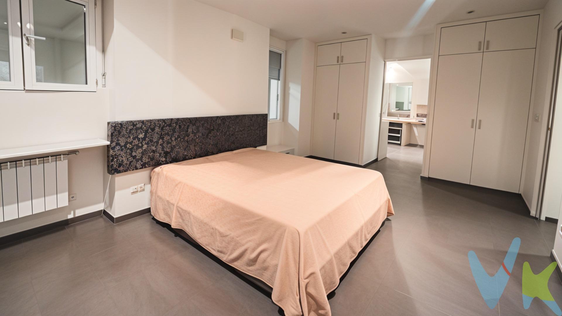 Vivir en Malasaña, es elegir uno de los barrios con más personalidad de Madrid, un entorno céntrico y vibrante, reconocido por su carácter creativo, arquitectura con historia y estilo de vida urbana. Te ofrecemos a la venta este inmueble super exclusivo, ya que se trata de una vivienda + local, lo que te permitirá darle el uso que desees. El inmueble se distribuye en dos plantas:. •	Planta baja con ventanas a dos calles al ser un esquinazo. Según entramos nos encontramos con un gran salón abierto y muy luminoso distribuido en 2 ambientes. Cocina semi integrada totalmente amueblada y equipada, baño de cortesía, zona de lavado y enorme suite principal de 28.23 m2. •	Planta sótano de x 22 m2 que se encuentra en bruto para diseñar a tu gusto. Finca construida en 1900 con la ITE favorable en el 2021 y sin derramas, representativa de la arquitectura tradicional madrileña. Un edificio con carácter, bien integrado en el entorno histórico del barrio. Finca ubicada en Malasaña, con todos los servicios y con excelentes comunicaciones mediante metro y autobús: . Información adicional:. - ⁠Metros construidos: según registro 149,78 m2: (vivienda 110.97 m) + (sótano de 38.81 m). - Metros catastrales: 159 m2 ( Vivienda 84 m, Almacén 28 m, Comercio 34 m y Elementos comunes 13 m). - Metros útiles: (Planta Baja 95 m2 y Sótano 19 m2) aproximadamente. * Este anuncio no es vinculante, puede contener errores. Se muestra a título informativo y no contractual. Conforme a lo establecido en la Ley 10/2025 de Publicidad Inmobiliaria, se informa que:. - El precio de venta publicado: no incluye el mobiliario ni la decoración, ni los impuestos, ni los honorarios derivados del servicio de compra. -El comprador asumirá, además del precio de compraventa, un coste adicional del 3 % del precio de venta del inmueble en concepto de servicio de gestión, asesoramiento y acompañamiento en todo el proceso de compra. - Impuesto de Transmisiones Patrimoniales (ITP):6 % del precio de compra. - Gastos de notaría: entre un 0,2 % y un 0,5 % del del precio de compra. - Gastos de inscripción en el Registro de la Propiedad: estimados entre un 0,1 % y un 0,25 % del precio de compra. Contacta con Assyss Inmobiliarias y solicita tu visita. 