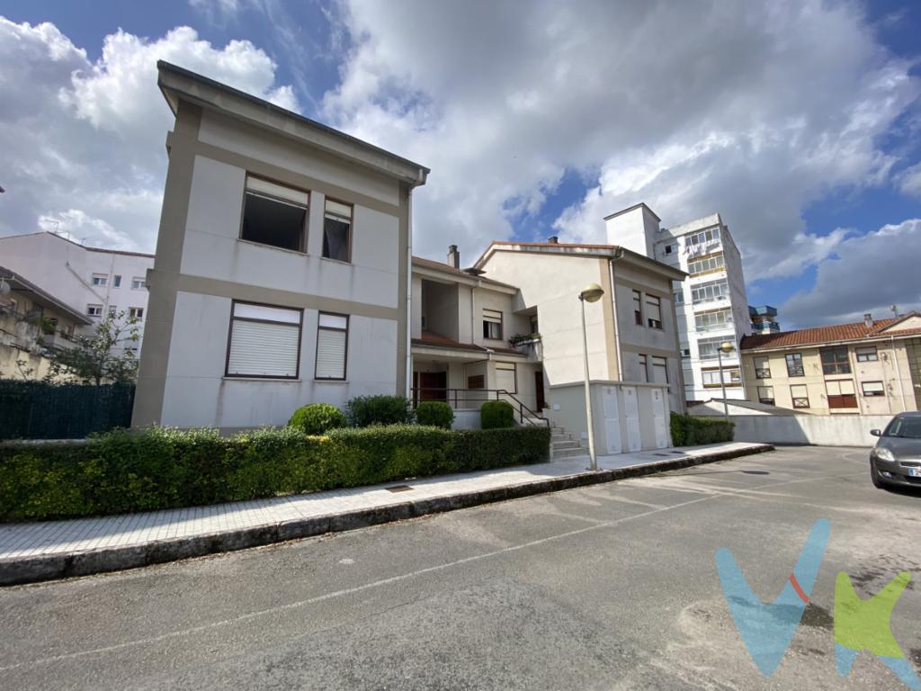 Amplio dúplex de 118 m² con garaje cerrado en Miravalles, una de las mejores zonas residenciales de TorrelavegaSi buscas una vivienda espaciosa, luminosa y ubicada en un entorno tranquilo, este magnífico dúplex en Miravalles reúne todas las características para convertirse en tu nuevo hogar.Situado en una cuidada urbanización privada con zona de aparcamiento, este inmueble disfruta de una excelente ubicación en una de las áreas residenciales más valoradas de Torrelavega, donde la tranquilidad y la comodidad se combinan con la proximidad a todos los servicios, centros educativos, comercios y excelentes comunicaciones.La vivienda cuenta con 118 m² construidos, distribuidos en dos plantas que ofrecen una cómoda separación entre la zona de día y la zona de descanso.En la planta baja encontramos un amplio y acogedor salón, una cocina independiente, un baño completo y dos dormitorios, lo que permite disponer de habitaciones en la planta principal, una característica muy demandada por su comodidad y versatilidad.La primera planta alberga dos amplios dormitorios y un segundo baño completo, proporcionando un espacio íntimo y confortable para toda la familia.La orientación sur-este favorece una excelente entrada de luz natural durante gran parte del día, aportando calidez y bienestar a todas las estancias. Además, la vivienda dispone de calefacción individual de gas natural y se encuentra en buen estado de conservación, lista para entrar a vivir.Como valor añadido, la propiedad incluye un garaje cerrado, un elemento muy apreciado por la comodidad, la seguridad y el espacio adicional de almacenamiento que ofrece.Una vivienda ideal para familias que buscan amplitud, funcionalidad y calidad de vida en un entorno residencial tranquilo, sin renunciar a la cercanía del centro de Torrelavega y de todos los servicios necesarios para el día a día.No deje pasar esta excelente oportunidad de adquirir un hogar con espacio, comodidad y una ubicación privilegiada en Miravalles. ¡Solicite más información y venga a visitarlo!Gastos e Impuestos no incluidos en el precio. Compra sujeta a ITP. El comprador se hará cargo de los costes de la escritura e inscripción en el Registro de la Propiedad.\"Más información sobre transparencia, impuestos, gastos y condiciones de compraventa en nuestra web www.activanorte.com\"