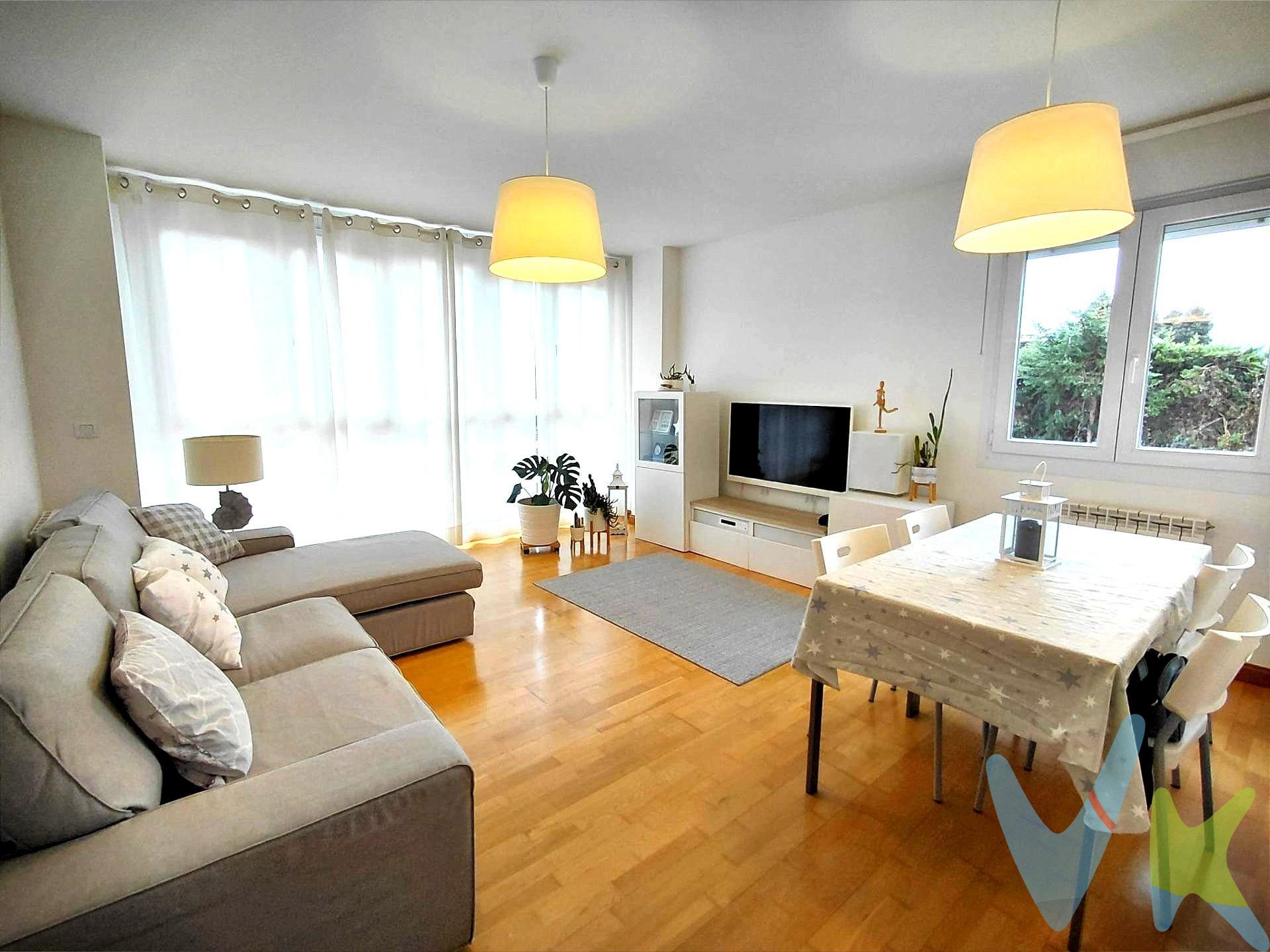 Castañeda. Magnífico piso esquinero, muy luminoso y con vistas despejadas. La vivienda cuenta con hall, 2 habitaciones amplias, salón–comedor espacioso, cocina independiente completamente equipada y baño .  Completamente exterior !!!. Plaza de garaje y trastero incluido en el precio. El piso está en un estado impecable, con espacios muy bien aprovechados y una luz natural excepcional durante todo el día. Listo para entrar a vivir, ideal tanto para residencia habitual como inversión. A 15 min de Torrelavega y 25 min de Santander capital. Los impuestos, gasto de notaria y registro no están incluidos en el precio.