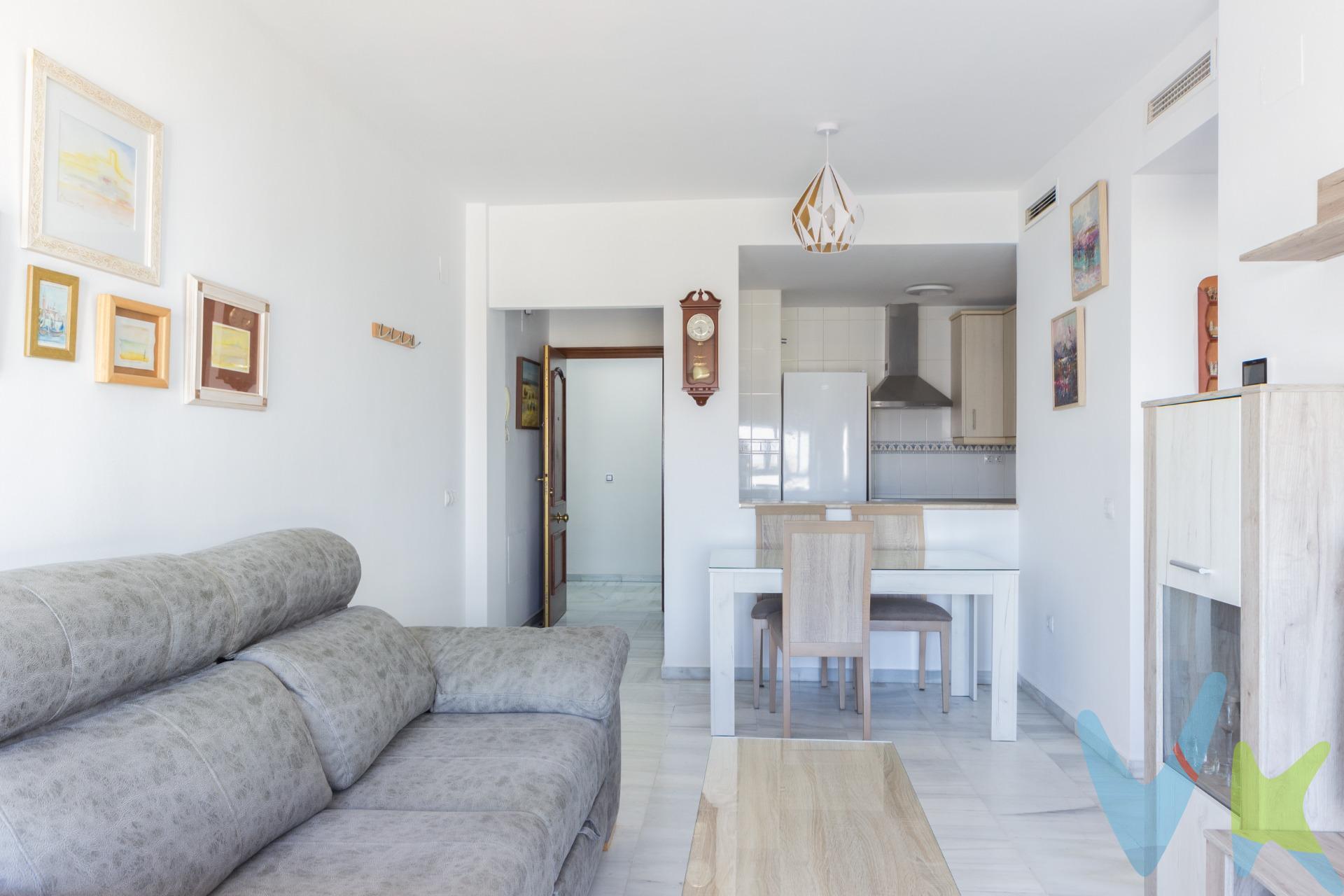Acogedora vivienda situada en una de las zonas más demandadas de la ciudad. Consta de:. Luminoso salón-comedor con cocina americana, un dormitorio y baño completo con placa de ducha. ¡¡¡¡¡Plaza de garaje incluida!!!!. Se encuentra a tan solo 5 minutos andando del centro, frente a la urbanización La Angelita y la nueva comisaría de Policía Nacional. La zona cuenta con todos los servicios alrededor y excelentes comunicaciones en todas las direcciones. Ideal para vivir, como segunda residencia o inversión. . "De acuerdo con lo prevenido en el Decreto 218/2005, de 11 de octubre, se informa al cliente que los gastos notariales, registrales,  .  L.T. P., honorarios de intermediación, gastos financieros, y otros gastos inherentes a la compraventa no están incluidos en el precio. ". Por mandato expreso del propietario, comercializamos este inmueble en exclusiva, lo que le garantiza el acceso a toda la información, a un servicio de calidad, un trato fácil, sencillo y sin interferencias de terceros. Por este motivo, se ruega no molestar al propietario, a los ocupantes de la propiedad o a los vecinos. Muchas gracias por su comprensión. Si usted es agente inmobiliario y tiene un cliente para este inmueble, llámenos: estaremos encantados de colaborar.