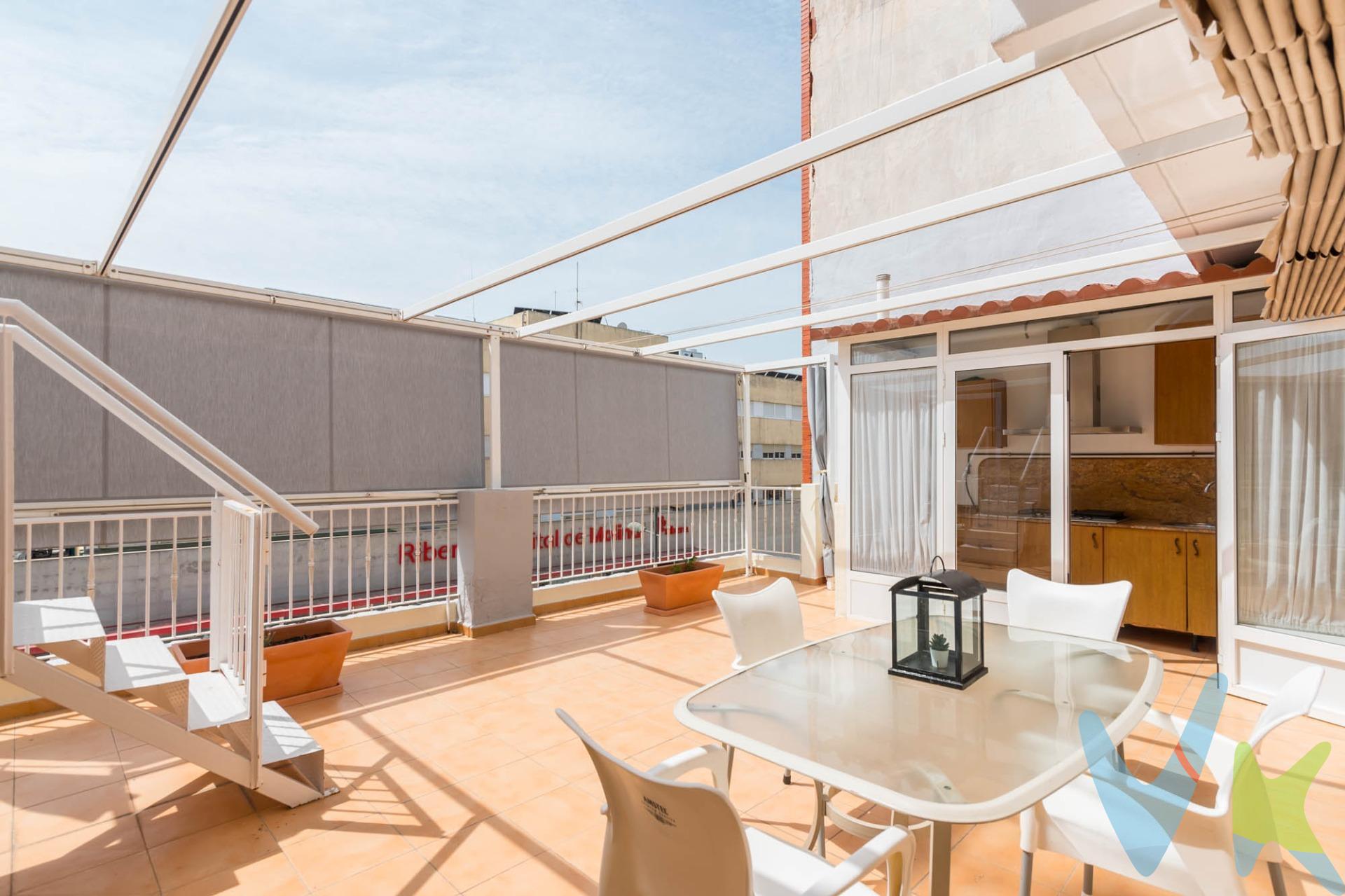 Crea el hogar que siempre has soñado en este amplio ático tipo dúplex en Molina de Segura. En la primera planta dispone de 3 habitaciones dobles, una individual (actualmente convertida en vestidor), un baño completo, cocina independiente, salón, y un pequeño patio. La segunda planta dispone de 2 habitaciones, cuarto de baño, salón, y una amplia terraza donde disfrutar de momentos mágicos con la familia o amigos con cocina equipada. . No dudes en llamarnos para hacer visita. Te encantará. Cuando te pongas en contacto con nosotros te informaremos de los gastos que no están incluidos en el precio, gastos de compraventa y honorarios de agencia y te ayudaremos para que tu proceso de compra con nosotros se convierta en. Calma: Estado ideal de tranquilidad que tendrás al comprar tu casa con nosotros. Por último, te vamos a contar una cosa: Los propietarios han confiado en exclusiva en nosotros y nos han contratado en exclusiva para que les ayudemos a vender uno de sus bienes más preciados, su casa, su hogar. Esto para ti, como comprador, será una garantía ya que tendrás acceso a un servicio de calidad, un trato fácil, sencillo y sin interferencias de terceros. Por eso, te vamos a pedir un favor, habla con nosotros, no los molestes, te vamos a ayudar en caso de interés en todo el proceso y te vamos a facilitar toda la documentación e información que precises. Como ya te habíamos dicho, ¡ Un servicio de calidad!