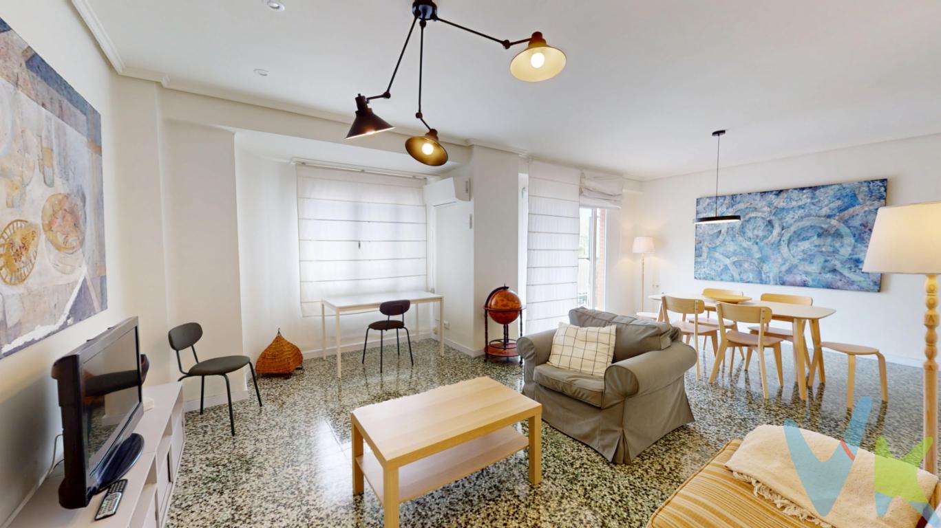 En pleno barrio de Monteolivete, y en una de sus mejores ubicaciones, te presentamos esta gran vivienda pensada para disfrutar del espacio, la luz y la comodidad.Situada en una tercera planta de un edificio cuidado, con zaguán completamente reformado y ascensor a cota cero, esta vivienda destaca desde el primer momento. La luz natural inunda cada estancia gracias a su altura y orientación, y el balcón con vistas despejadas a la Avenida le da ese plus de amplitud que hoy es tan difícil de encontrar en la ciudad.La distribución es ideal para una familia o para quienes buscan amplitud sin renunciar a una ubicación privilegiada. Cuenta con cuatro dormitorios dobles, todos amplios y bien distribuidos, y dos cuartos de baño completos, reformados y funcionales. El salón comedor, amplio y acogedor, se abre a la terraza, convirtiéndose en el corazón de la casa, perfecto para disfrutar del día a día o para recibir invitados con comodidad. La cocina es espaciosa, con una distribución en L muy práctica, y además cuenta con una pequeña zona de lavadero.Toda la vivienda se encuentra en un estado impecable de conservación, lista para entrar a vivir sin necesidad de reformas.Pero además de sus cualidades interiores, la localización es uno de sus mayores atractivos. Monteolivete es un barrio con carácter, consolidado, lleno de vida y de servicios. Aquí lo tienes todo a mano: colegios, supermercados, centros médicos, transporte público y zonas verdes. Estás a un paso de los Jardines del Río Turia, del animado y bohemio barrio de Ruzafa, del Parque Central y con conexión directa al centro de Valencia, tanto en transporte público como en bicicleta.La zona está perfectamente conectada por líneas de EMT, metro, carril bici y acceso directo a vías principales. Además, es un barrio ideal para familias, con colegios cercanos y zonas infantiles, y con todos los servicios que puedas necesitar en el día a día.En definitiva, si buscas una vivienda grande, luminosa, bien cuidada y con una ubicación privilegiada, esta es una de esas oportunidades que no aparecen todos los días.¿Vienes a verla? Te va a encantar.Agencia Registrada con el Nº 89 en el Registro Obligatorio de Agentes Inmobiliarios de la Comunitat Valenciana. Puede consultar en la web de la GVA:https://habitatge.gva.es/es/registres-en-materia-habitatgeLa oferta está sujeta a cambios de precio o retirada del mercado sin previo aviso. Este anuncio en su conjunto, incluyendo textos, fotos, imágenes o cualquier otro contenido del mismo, no es vinculante dado que la información es ofrecida por terceros y puede contener errores. Se muestra a título informativo y no contractual. El precio no incluye lo siguiente: Honorarios de la agencia inmobiliaria, impuestos (IVA, ITP) y otros gastos de la Compraventa (notaria, gestoría y registro).Por mandato expreso del propietario, comercializamos este inmueble en exclusiva, lo que le garantiza el acceso a toda la información, a un servicio de calidad, un trato fácil, sencillo y sin interferencias de terceros. Por este motivo, se ruega no molestar al propietario, a los ocupantes de la propiedad o a los vecinos. Muchas gracias por su comprensión. Si usted es agente inmobiliario y tiene un cliente para este inmueble, llámenos: estaremos encantados de colaborar.