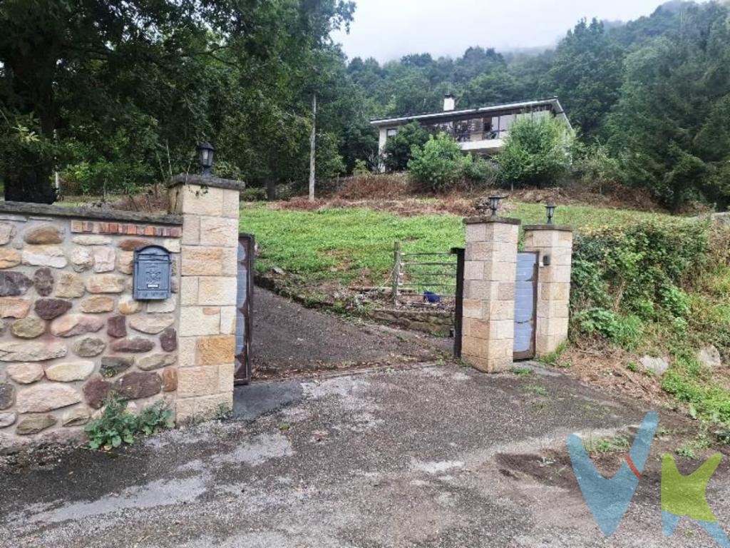 En la tranquila localidad de Correpoco, en el corazón del Valle de Cabuérniga, a pocos kilómetros de Bárcena Mayor y en plena Reserva del Saja, se vende casa independiente rodeada de una extensa parcela de más de 4.000 m² con sus 300 m² construidos, esta vivienda representa una oportunidad única.La casa está distribuida en dos plantas; En la planta baja, a la que se accede por un bonito porche, encontramos un vestíbulo con la escalera para subir a la primera planta, un salón con chimenea y grandes ventanales que dejan ver la naturaleza que rodea a la casa, cocina con salida a la calle, un baño, un aseo y dos habitaciones con armarios empotrados. Y, en la primera planta, tenemos cinco habitaciones, todas con armarios empotrados, tres de ellas con salida a una fantástica galería, dos baños y otra cocina con comedor con galería para poder disfrutar de un acogedor ambiente.Si te gusta la naturaleza y vivir en una zona tranquila, lejos del bullicio de la ciudad, esta puede ser una gran oportunidad de compra. No lo pienses más y ponte en contacto con nosotros hoy mismo para concertar una visita. No te arrepentirás!!!  