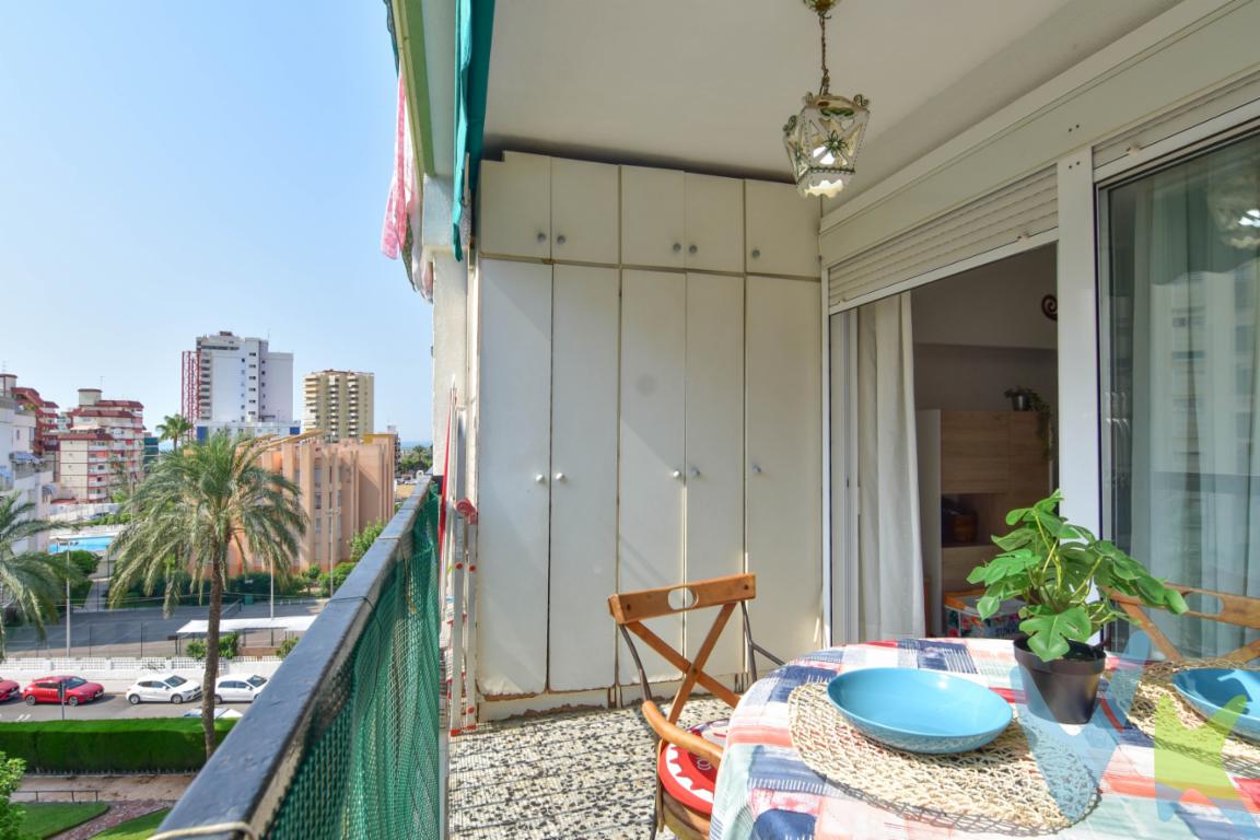  ¡Descubra un excepcional piso en La Pobla de Farnals, listo para convertirse en su próximo hogar! Esta propiedad ofrece una oportunidad única de adquirir un espacio acogedor y funcional, ideal para quienes buscan calidad de vida a tan solo un paso del mar.Una ubicación privilegiada hace de este inmueble una elección inmejorable. Situado en la quinta planta de un edificio emblemático construido en 1975, este piso refleja un carácter clásico y robusto, al tiempo que ofrece todas las comodidades necesarias para la vida moderna.Con 74 metros cuadrados construidos, la propiedad ofrece un espacio óptimo y bien distribuido. En su interior encontrará dos acogedoras habitaciones, pensadas para brindar descanso y privacidad. Estos dormitorios son perfectos tanto para parejas como para familias pequeñas, o incluso para quienes deseen dedicar una habitación al uso recreativo u oficina en casa.El piso está completamente amueblado y equipado con electrodomésticos modernos, lo que permite a los nuevos propietarios disfrutar del espacio desde el primer día sin necesidad de realizar inversiones adicionales. Además, el espacio destaca por su luminosidad y una distribución que aprovecha al máximo cada metro cuadrado.Un balcón que proporciona un lugar encantador para disfrutar de una taza de café por la mañana o relajarse al atardecer, mientras se deleita con las vistas panorámicas que se extienden a lo largo del horizonte de La Pobla de Farnals. El piso también cuenta con un eficiente sistema de ascensor que facilita el acceso diario.La comunidad incluye una piscina, perfecta para disfrutar durante los meses de verano, ya sea relajándose en el agua o tomando el sol en la zona adyacente. Junto a la piscina, una encantadora zona ajardinada invita a pasar tiempo al aire libre, leer un buen libro o socializar con los vecinos en un ambiente fresco y natural.Vivir en este inmueble brinda la posibilidad de aprovechar al máximo las bondades del entorno, con todos los servicios necesarios a poca distancia: supermercados, farmacias, restaurantes, y zonas de ocio se encuentran al alcance, asegurando que todas sus necesidades diarias estén cubiertas.Gracias a su cercanía al mar, los amantes de la playa verán cumplidos sus sueños, con la posibilidad de disfrutar de paseos costeros cada día. Asimismo, La Pobla de Farnals está bien comunicada con el resto de la ciudad y sus alrededores, haciendo que moverse sea tarea sencilla y rápida.En resumen, este piso en venta representa una oportunidad excepcional para aquellos que buscan la combinación perfecta de comodidad, ubicación y calidad de vida. No deje pasar la ocasión de conocer este magnífico hogar en persona. ¡Coordine una visita y compruebe por sí mismo todo lo que esta propiedad tiene para ofrecer!Agencia Registrada con el Nº 89 en el Registro Obligatorio de Agentes Inmobiliarios de la Comunitat Valenciana. Puede consultar en la web de la GVA.La oferta está sujeta a cambios de precio o retirada del mercado sin previo aviso. Este anuncio en su conjunto, incluyendo textos, fotos, imágenes o cualquier otro contenido del mismo, no es vinculante dado que la información es ofrecida por terceros y puede contener errores. Se muestra a título informativo y no contractual. El precio no incluye lo siguiente: Honorarios de la agencia inmobiliaria, impuestos (IVA, ITP) y otros gastos de la Compraventa (notaria, gestoría y registro). Por mandato expreso del propietario, comercializamos este inmueble en exclusiva, lo que le garantiza el acceso a toda la información, a un servicio de calidad, un trato fácil, sencillo y sin interferencias de terceros. Por este motivo, se ruega no molestar al propietario, a los ocupantes de la propiedad o a los vecinos. Muchas gracias por su comprensión. Si usted es agente inmobiliario y tiene un cliente para este inmueble, llámenos: estaremos encantados de colabora