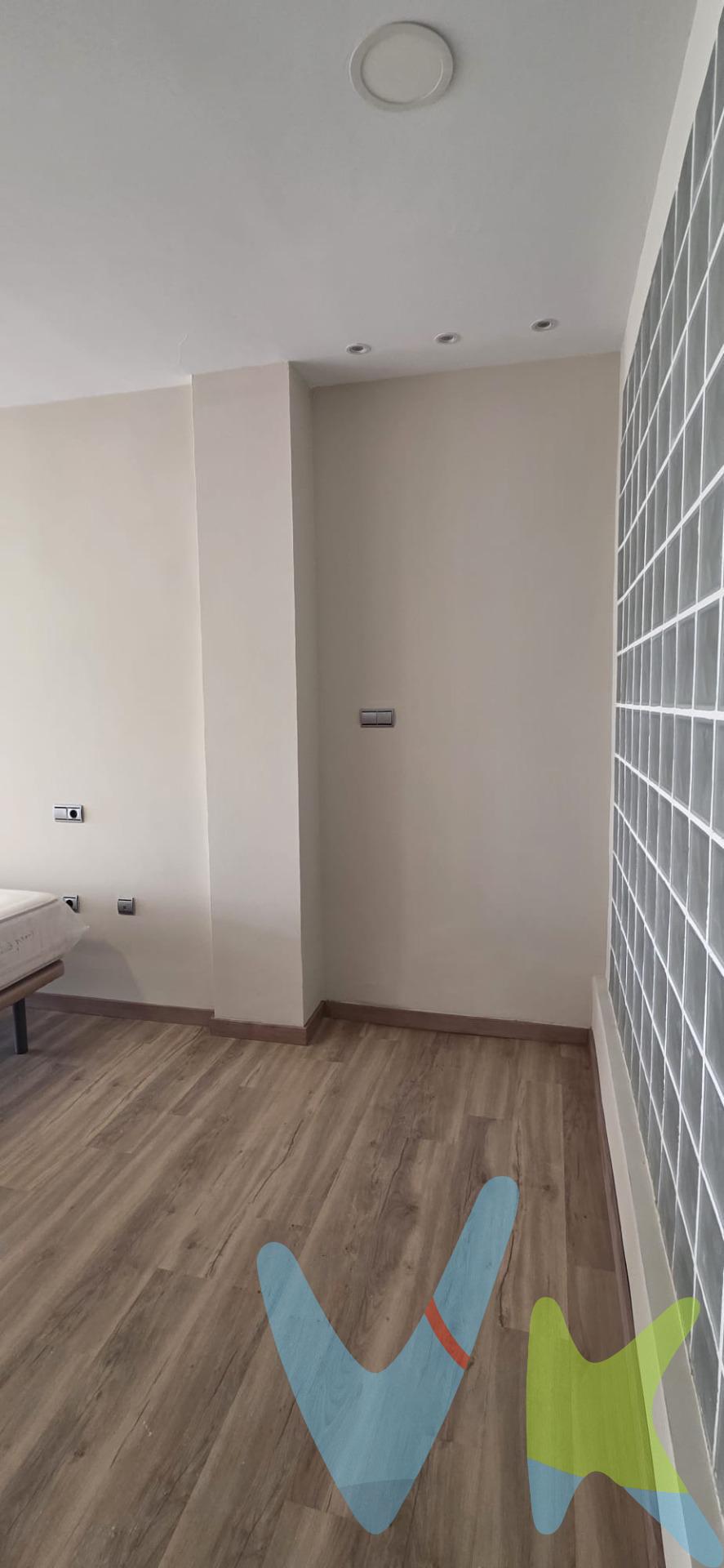 ¡Descubre este precioso loft en el corazón de la ciudad! 🏙️ Ubicado a pocos minutos del centro, esta propiedad totalmente reformada ofrece un espacio diáfano de 120 m² que se adapta perfectamente a tus necesidades. ✨ La distribución incluye un amplio y moderno baño con sanitario independiente 🚿, ideal para mayor comodidad. Además, la cocina está siendo instalada completamente nueva 🍳 con todos los electrodomésticos a estrenar 🎉. Para completar esta increíble oferta, cuenta también con un gran cheslón nuevo donde podrás relajarte después de un largo día 👌🏻. Este loft es una planta baja perfecta para quienes buscan confort y estilo . ¡No pierdas la oportunidad de hacer tuyo este maravilloso espacio!