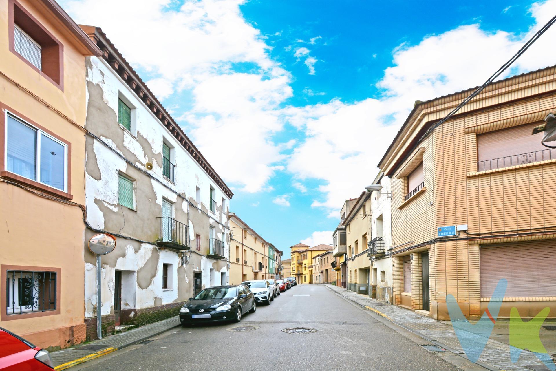 CASA DE 3 PLANTAS EN GALLUR CON CORRAL ((MUCHAS POSIBILIDADES)) - C/ RAMON Y CAJAL. Casa con corral de 324 m² de superficie construida y 292 m² de superficie útil. 120 m² de suelo. Distribuida en planta baja y dos pisos. . Planta baja (local), divido en dos partes de 34.34 m² y 25.84 m². Además cuenta con un corral de 40.93 m². . La primera planta tiene 98.35 m² de superficie útil distribuidos en 4 dormitorios, salón, cocina, despensa, baño, trastero y terraza. Suelos de baldosa, puertas y ventanas de madera. La segunda planta se divide en dos estancias de 54.57 m² y 36.38 m², que hacen un total de 91.25 m² útiles. Se distribuye en 6 dormitorios, 2 salones , cocina y terraza. Suelos de baldosa, puertas y ventanas de madera. Si estas buscando vivienda en uno de los pueblos más históricos de  La Ribera Alta del Ebro, no dudes en valorar esta estupenda casa y sus opciones de reforma. Este pueblo cuenta con parada de tren, además de autobuses a varias poblaciones cercanas de las Cinco Villas. Hay centro de salud, colegio y comercios de todo tipo. . No te pierdas nuestro reportaje fotográfico y el tour 360º que tenemos preparado para ti. Y SI QUIERES ASESORAMIENTO FINANCIERO SIN COMPROMISO, CONSULTA CON NOSOTROS. BUSCAMOS SOLUCIONES🏡,. ENCONTRAMOS HOGARES💙. . 
