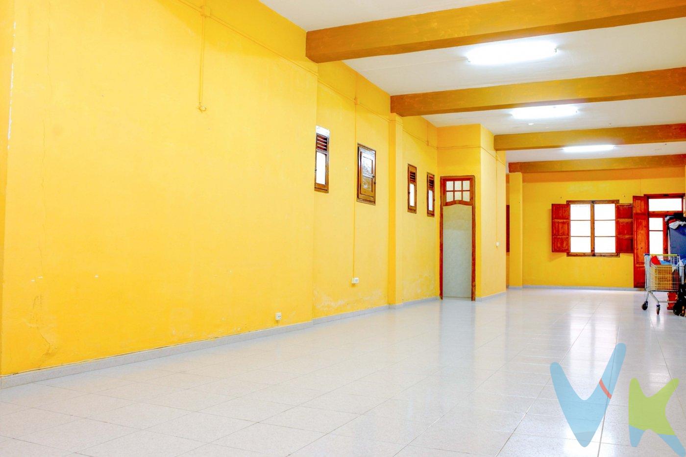 Presentamos este espectacular bajo comercial en venta, ubicado en la calle Anselmo Fernández, en una zona altamente conveniente cerca del ayuntamiento de Requena. Esta calle es reconocida por su gran afluencia tanto de personas como de vehículos. El local cuenta con una impresionante superficie de 130 metros cuadrados y ha sido recientemente reformado en su totalidad. Se han realizado mejoras en los suelos con la instalación de gres, así como en los sistemas eléctricos y de fontanería, todos completamente nuevos. Además, el edificio ha realizado mejoras en sus bajantes y tejado, lo que significa que no existen gastos adicionales pendientes. Los techos tienen una altura aproximada de 5 metros, lo que crea una sensación de amplitud, y la presencia de múltiples ventanas distribuidas por todo el bajo garantiza una excelente entrada de luz natural. El local cuenta con un baño reformado e independiente, equipado con lavamanos, inodoro y toma de agua auxiliar. Además, dispone de un patio trasero al aire libre de aproximadamente 30 metros cuadrados, ubicado justo detrás del edificio. Este espacio ofrece diversas posibilidades, como la instalación de una carpa, la creación de un jardín interior o incluso la construcción de una piscina. El bajo comercial tiene dos entradas desde la calle, ambas equipadas con persianas de seguridad. Una de ellas es lo suficientemente grande como para permitir la creación de un garaje, mientras que la otra es más pequeña y pensada para el acceso peatonal. Es importante destacar que no se requiere permiso de vado en esta calle. Además, existe la posibilidad de obtener una célula de habitabilidad para convertir el local en una vivienda de planta baja. Recuerda que la descripción e imágenes aquí presentadas son únicamente informativas y no tienen carácter contractual. La inmobiliaria comercializadora se reserva el derecho de realizar modificaciones sin incurrir en responsabilidad alguna frente a terceros. No incluido en el precio de venta al público están los gastos de adquisición, como los honorarios notariales, registrales, de gestión, entre otros. ¡No pierdas la oportunidad de adquirir este magnífico bajo comercial! Contáctanos para más detalles y asegura tu inversión. . . 