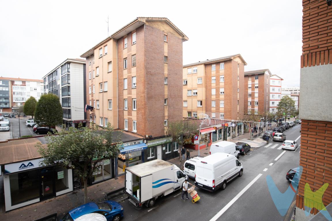 ¡Oportunidad de compra en el barrio de La Calzada en Gijón! Situado en la segunda planta, este piso te ofrece todas las comodidades que necesitas a tu alcance.Al entrar cuenta con un hall distribuidor que da acceso a cocina y salón, ambos exteriores, y un pasillo que distribuye la zona de noche y desde el que se accede a las tres habitaciones, con vistas a patio interior, y al baño. Se encuentra en perfecto estado, totalmente reformado y se entrega amueblado, suelos de madera, ventanas oscilobatientes, puerta de acceso blindada y las interiores de madera barnizada, calefaccion individual de gas, terraza con zona de lavadora, fachada ventilada. Una oportunidad que no deberías desaprovechar.El edificio no cuenta con ascensor, si bien estan estudiando la viabilidad de instalarlo.El barrio cuenta con los servicios y equipamientos que hacen la vida más práctica: centro de salud, comercios, supermercados, colegios y numerosos parques y zonas peatonales.Estamos a su disposición para responder todas sus preguntas y ayudarle durante todo el proceso de compra. Contamos con un seguro de Caución que nos permite garantizar el depósito de las cantidades entregadas por nuestros clientes.PRECIO DE VENTA SIN GASTOS NI IMPUESTOS INCLUIDOS: El precio de venta no incluye gastos de notaría, registro de la propiedad, gestoría, ni el Impuesto de Transmisiones Patrimoniales (ITP) o el IVA/AJD. HONORARIOS: El precio de venta no incluye los honorarios que se devengan a cargo del cliente comprador por la prestación de servicios de asesoramiento y gestión. El importe asciende al 2%, con un minimo de 2.000 EUR, del Precio de Venta (IVA no incluido). Dichos honorarios deberán ser abonados a la firma de la escritura pública.