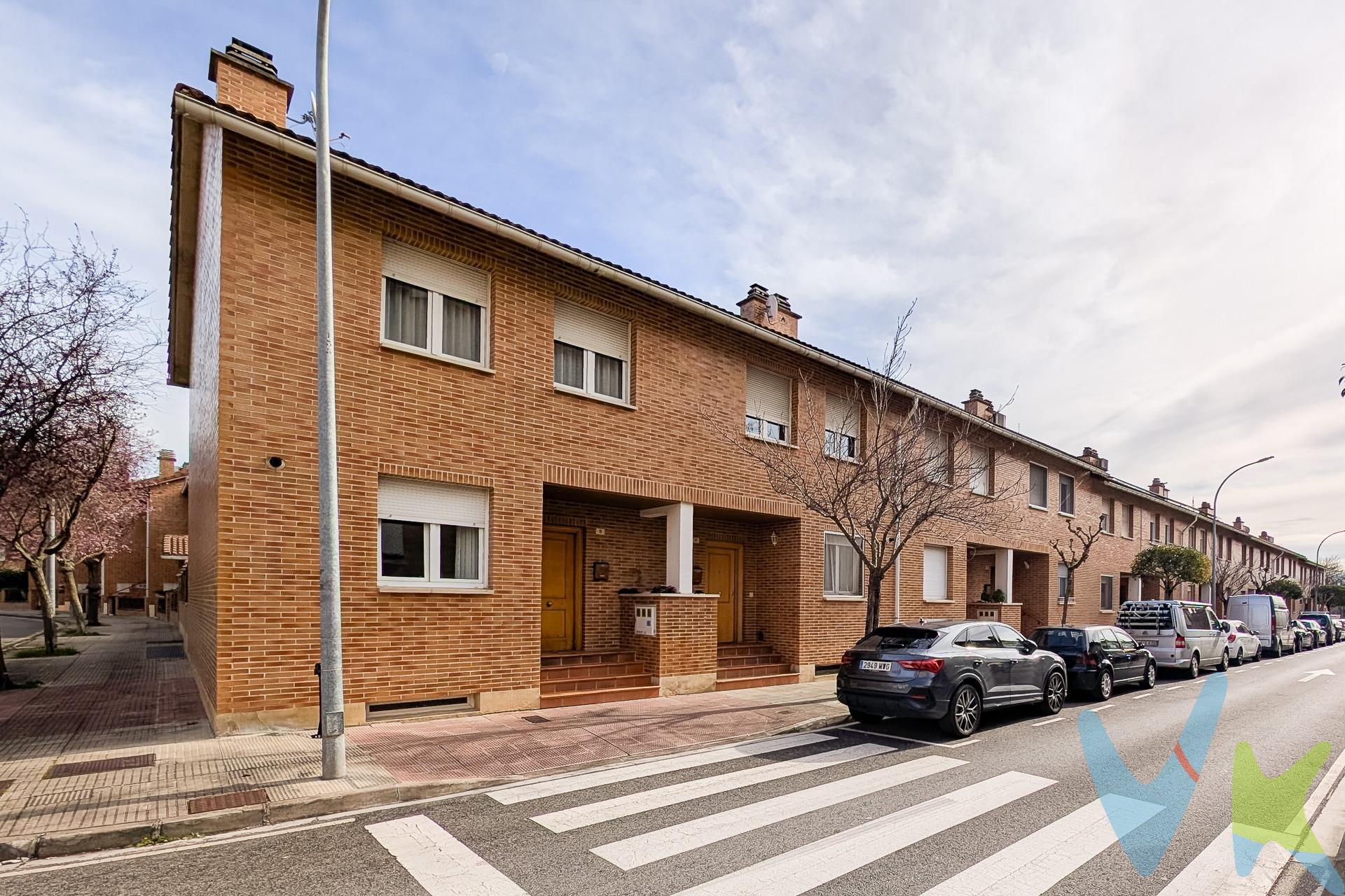 ¡EN VENTA! Precioso adosado de 4 plantas en la Urbanización Zizur. Este luminoso y espacioso adosado de 160 m² construidos (y 145 m² útiles) + 25 m2 de ático ha sido recientemente reformado, incluyendo la pintura completa, una cocina renovada hace dos años y la buhardilla transformada en un cuarto dormitorio. Con una distribución perfecta para disfrutar en familia, la vivienda se compone de 4 habitaciones, 2 baños completos, 1 aseo, Terraza, Porche, Jardín privado, Txoko con horno, Plaza de garaje y trastero. Ubicado en una excelente zona de la Urbanización Zizur, junto al parque Los Olmos, esta propiedad se encuentra cerca de supermercados, el instituto, polideportivo, piscinas municipales, y colegios, lo que te permitirá disfrutar de una vida cómoda y con todos los servicios a tu alcance. Distribución de la vivienda:. Sótano: Garaje comunitario con plaza de garaje (posibilidad de adquirir una segunda plaza junto a la primera), txoko completamente montado con horno y trastero. Planta Baja: Acceso por la puerta principal con un pequeño hall. A mano izquierda, acceso al sótano; a mano derecha, la cocina reformada y moderna de 10,05 m², seguida por un amplio salón de 26 m² con acceso a un porche ideal para disfrutar todo el año. El porche se conecta a un jardín privado con césped artificial y una pequeña terraza al fondo. Planta Primera: Tres dormitorios, incluido el dormitorio principal de 13,95 m² con armario empotrado y terraza con hermosas vistas. Los otros dos dormitorios de 11,90 m² y 9,80 m2 (uno de ellos con armario empotrado) comparten un baño reformado con plato de ducha. Buhardilla: Espaciosa y completamente reformada, convertida en un cuarto dormitorio con baño privado. Características adicionales:. Calefacción y agua caliente sanitaria mediante caldera individual. Posibilidad de adquirir una segunda plaza de garaje. Una vivienda ideal para disfrutar de amplias estancias interiores y exteriores, perfecta para tu familia y en una ubicación inmejorable. ¡No dudes en contactarnos para concertar una visita! Te atenderemos encantados. Datos meramente informativos sin valor contractual. El PVP indicado no incluye impuestos ni gastos de transmisión (ITP, Notaría, Registro..).