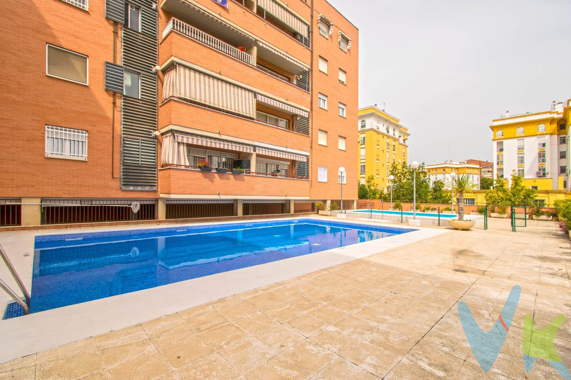 Bonito piso junto a la Avenida Alcalde Luis Uruñuela, situado en una de las zonas más demandadas de Sevilla Este, dentro de una urbanización con PISCINA COMUNITARIA y amplia PLAZA DE GARAJE en planta sótano. Tiene 98.81m2 construidos muy bien distribuidos, amplio hall de entrada con práctico armario empotrado, nos da paso a su acogedor salón independiente con salida a una bonita terraza. Amplia cocina independiente amueblada y muy luminosa. Tres estupendos dormitorios con armario empotrado en cada uno de ellos y dos baños completos, uno con placa de ducha en pasillo distribuidor y el otro con bañera en suite. Excelentes calidades, solería de mármol y gres, puertas de madera lacadas en blanco, ventanas de aluminio lacado, cuatro armarios empotrados y climatización central. Ponte en contacto con nosotros y te acompañamos a visitarlo!!. Informamos a nuestros clientes compradores que el precio de venta no incluye lo siguiente: Honorarios de la agencia inmobiliaria, Impuestos (I.T.P., I.V.A. o A.J.D., en su caso) ni otros gastos de la compraventa (gastos de Registro de la Propiedad, Notaría, Gestoría ni de posible Financiación). Documento D.I.A. a disposición del consumidor según Decreto 218/2005 Junta de Andalucía. . . 