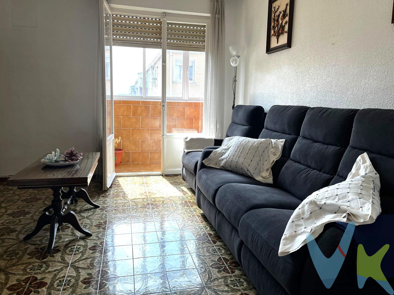 ¡Descubre tu nuevo hogar en el corazón de Berriozar!  Este amplio piso, ubicado en la última planta de un edificio con ascensor, ofrece una excelente distribución y está listo para que lo personalices a tu gusto. Con una superficie construida de 82 m² y útil de 70 m², cuenta con tres habitaciones dobles ideales para toda la familia. La orientación suroeste garantiza luminosidad durante todo el día.  Además, al ser totalmente exterior podrás disfrutar del aire fresco desde cada rincón. Situado cerca de colegios y zonas infantiles,  es perfecto si buscas comodidad sin alejarte del centro. Aunque necesita reformas, ¡imagine las posibilidades!.   Tu nueva vida comienza aquí por solo €152000; no pierdas esta oportunidad única. (Las superficies expresadas en esta página tienen carácter descriptivo y son aproximadas. Datos meramente informativos, sin valor contractual. El PVP indicado no incluye impuestos, gastos de transmisión). 