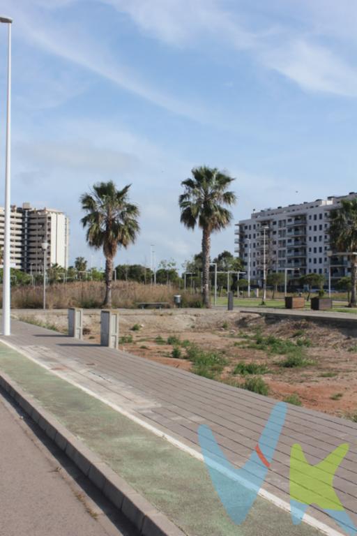 Parcela urbana en venta en la zona playa de Moncofa (Castellón), ideal para promotores o inversores. Ubicada en el sector Belcaire Norte, esta parcela de 608 m² ofrece una ubicación privilegiada y un diseño óptimo: forma rectangular, con fachada de 16 metros y acceso por tres frentes una avenida principal, un bulevar peatonal ajardinado y una calle peatonal secundaria.Se trata de una parcela clasificada para uso residencial plurifamiliar, con una edificabilidad permitida de 12 alturas más ático y un aprovechamiento lucrativo de 3.891,81 m²c, lo que la convierte en una excelente oportunidad para desarrollar un edificio de obra nueva en un entorno de alta demanda.La zona ya se encuentra urbanizada y consolidada, con todos los servicios a pie de parcela, aceras, alumbrado, amplias zonas verdes y fácil acceso a la playa.📍 Ubicación estratégica, bien conectada por carretera (N-340 y AP-7) y a menos de una hora de Valencia y Castellón. 🏖️ Entorno residencial tranquilo junto al mar, ideal tanto para primera como para segunda residencia. 📄 Ficha urbanística disponible. Listo para empezar a proyectar.Inversión segura en una zona en expansión con gran potencial de revalorización. 📞 Contacta con nosotros para más información o para visitar la parcela.