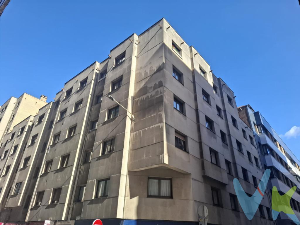 Nos pasa a veces que cuando un cliente decide encargarnos la venta de su casa, cada uno en la oficina empieza a hacer planes sobre posibles cambios en ella, distribuciones, acabados...y acabamos sentados con los posibles compradores, formando parte de ese proceso tan ilusionante que es formar un nuevo hogar.En este caso, la ubicación es perfecta, a un paso del Paseo de Begoña, justo al lado de la Plaza de Europa y muy cerquita de la Playa de San Lorenzo, en pleno centro de una ciudad cada vez más valorada y apreciada para vivir en ella. Actualmente el piso se distribuye en tres dormitorios, salón, cocina independiente, baño y aseo. Está ubicado en un edificio que cuenta con ascensor, portal accesible y servicio de gas ciudad para la calefacción y el agua caliente.Sin moverse del entorno disponemos de centro de salud, supermercados, colegios, autobuses....Lo vemos?No se cobran  honorarios a la parte compradora.Según la Ley 10/2025, de 28 de diciembre, se informa que los gastos e impuestos que conlleva la adquisición no están incluidos en el precio indicado:El vendedor asume la plusvalía y el resto de gastos son del comprador.Segundas transmisiones, el comprador abona el Impuesto sobre Transmisiones Patrimoniales (ITP). Puede consultar toda la información en el siguiente enlace: https://sede.tributasenasturias.es/sites/sede/default/es_ES/Que-quieres-hacer/Transmisiones-Patrimoniales-y-AJD. La base imponible que se toma para el cálculo será el mayor valor entre precio de compraventa, tasación o valor de referencia catastral.El comprador escoge la notaría. Los gastos de Notaría están regulados en el Anexo I, del Real Decreto 1426/1989, de 17 de noviembre, por el que se aprueba el arancel Notarial y los gastos de Registro según el arancel oficial establecido en el Anexo I, del Real Decreto 1427/1989, de 17 de noviembre, los aranceles varían en función del precio, número de copias y complejidad. Los gastos de Gestoría por la tramitación administrativa de la compraventa, presentación, liquidación de impuestos y la inscripción en el Registro de la Propiedad, serán de la parte compradora, en caso de que decida encargar dichos trámites a un profesional, su importe varía en función del profesional o entidad designada para su realización. Si el comprador necesita préstamo hipotecario, la tasación, condiciones y costes bancarios según entidad elegida por el comprador; así como los gastos de gestoría y cualesquiera otros inherentes a la formalización de la compraventa serán de su cuenta, salvo pacto expreso en contrario con el vendedor..Honorarios de intermediación inmobiliaria a cargo del vendedor.Conforme a la normativa vigente, el consumidor tiene derecho a disponer de información, documentación y condiciones de la compraventa relativa al inmueble, en la sede física de Los Arcos 98, SL en Avenida de la Costa, nº 53  bajo en Gijón, o a través de nuestro correo electrónico, inmobiliaria@grupolosarcos.es. La agencia actúa exclusivamente como intermediaria en la operación, las condiciones de la compraventa están sujetas a la aceptación expresa del vendedor y a la posterior formalización del correspondiente contrato. El presente anuncio es meramente informativo y la información facilitada corresponde a la disponible en la fecha de publicación, pudiendo variar en función de circunstancias legales, contractuales o fiscales. 