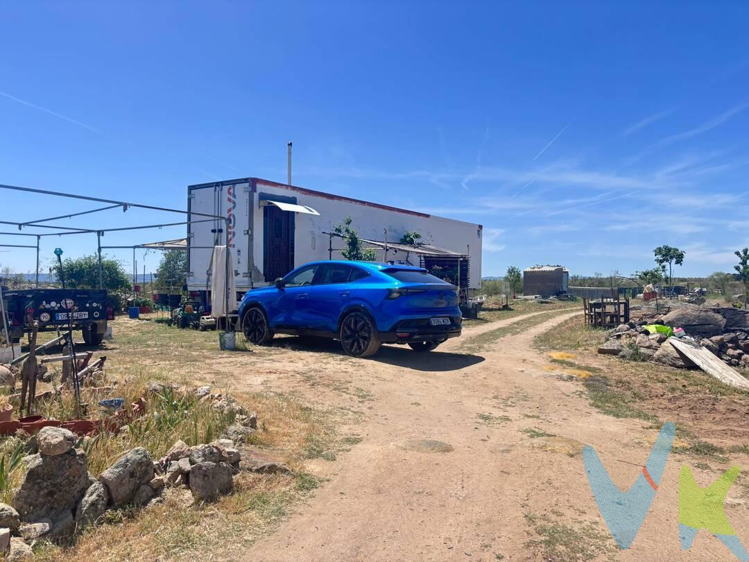 ¿Cansado de vecinos que se quejan hasta por respirar? ¡Bienvenido a tu nueva vida en Villaminaya (Toledo)! Te presentamos 10.069 m² de pura libertad. ¡Sí!, has leído bien: ¡más de una hectárea para ti solito!
EL "EQUIPO DE RESCATE" INCLUIDO (Vivienda con estilo):
 

AGUA Y SUPERVIVENCIA (El paraíso del prepper):

Pozo legalizado: Agua propia, legal y sin dramas. No hay explotaciones ganaderas ni industria en la zona por lo que se garantiza un agua potable.
La "Nevera Natural": Tenemos un acuífero a solo 3 metros de profundidad. Ideal para mantener las cervezas (o la sandía) frescas como en el siglo XIX.
Gallinero de 400 m²: ¡Tus gallinas van a vivir en una mansión más grande que muchos pisos de Madrid!
Huerto: No uno, ni dos, ni tres..... huertos para todo el año. Tu decides: Zanahorias, cebollas, tomates, acelgas y un largo etc.
Arboles: Mas de 50 arboles plantados en estos 4 años de todo tipo: Cerezos, granados, moreras, plantas aromáticas, etc.
Hay 30 placas solares guardadas que están esperando que llegues tu y las coloques. Están, pero te toca a ti hacer la instalación para tener electricidad eco. Ahora hay un generador y una batería para el consumo mínimo.


Aquí no vendemos solo tierra, vendemos un "Búnker de Glamping" ya montado. Olvídate de tiendas de campaña que se vuelan:

Caravana + Remolque de Tráiler (34 m² de puro ingenio): Caja isotérmica (ni frío ni calor, aquí se está de lujo) con ventana, cocina, cama y calefacción para que los inviernos de Toledo te den la risa.
Toque VIP: El suelo es porcelánico (fácil de limpiar si entras con las botas de barro) y solo le falta un poquito de cariño: terminar una parte del suelo imitación madera y poner los tabiques de Pladur a tu gusto. ¡Diseña tu suite de campo hoy mismo!

EL TERRENO (Para los que sueñan a lo grande):

7.869 m² de labor y 2.200 m² de pastos: Ideal para plantar lo que quieras o simplemente ver cómo corre el viento.
¿Quieres construir? ¡PUEDES! Al tener más de 10.000 m², la normativa te permite ese ansiado 1% de ocupación (unos 100 m² de planta) para tu casita legal. ¡Es el Santo Grial de lo rústico!
Vallado: Tienes posibilidad de sacar el permiso de vallado. Está delimitado, solo falta que le pongas la "armadura" a tu parcela.

SEGURIDAD Y PAZ:Llevamos 4 años de paz absoluta, con seguridad y CERO robos. Es una zona tranquila donde el único "crimen" es que se te queme la barbacoa. Se vende con todo el dolor del corazón por motivos de salud, buscando a alguien que la disfrute tanto como nosotros. (Propietarios muy sinceros)
 
EL PRECIO DE LA LIBERTAD:

Honorarios de intermediación: 3.000€ + IVA (porque hasta para irse al campo hace falta un guía).
Nota: La información es válida salvo error tipográfico (o que un duende del campo cambie las cifras).
IBI 0€ Increíble pero verdad.

¿Vienes a verla? Trae calzado de campo, que aquí empieza tu aventura. ????????
 

Gastos totales de compra 9.680€ aproximadamente.
Arras Penitenciales 10% 5.500€ a descontar del precio de venta.
Señal, oferta y negociación de arras 1.000€ a descontar de los honorarios.


ITP 4.950€.
Notaria y registro 1.100€ aproximadamente.
Honorarios de intermediación inmobiliaria (Doble Corretaje): Comprador 3.000€ + 21% IVA  630€ = Total 3.630€.
Arras penitenciales 10% 5.500€.

En Castilla-La Mancha, el Impuesto sobre Transmisiones Patrimoniales (ITP) se aplica en la compra de viviendas de segunda mano y tiene un tipo general del 9% sobre el precio de compraventa. Por ejemplo, una vivienda de 100.000 € implica pagar 9.000 € de ITP. Al ser un impuesto autonómico, la comunidad establece sus propios tipos, bonificaciones y exenciones. El impuesto se liquida mediante autoliquidación, presentando el formulario oficial junto con la escritura de compraventa y realizando el pago dentro del plazo establecido ante la Junta de Castilla-La Mancha.


 