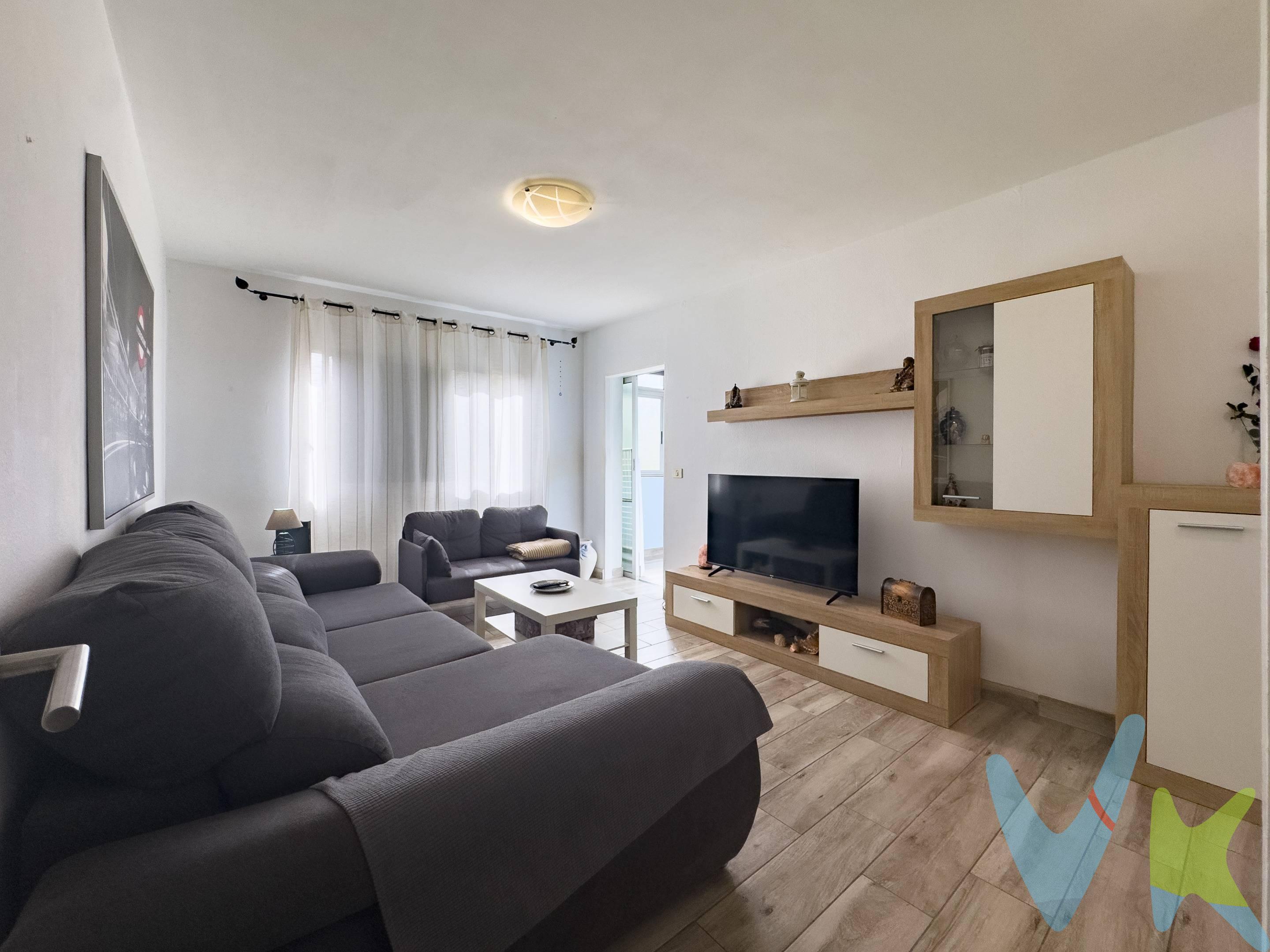 *Luminoso piso en Santa Cruz de Tenerife, Ofra. ¡Oportunidad de adquirir un bonito y cómodo piso en la tercera planta de un edificio sin ascensor en la calle Corinto, en Santa Cruz de Tenerife! Con una superficie construida de casi 93 m², esta vivienda está diseñada para ofrecerte confort y funcionalidad. Dispone de un amplio y luminoso salón comedor, ideal para disfrutar en familia o con amigos. Además, cuenta con un balcón acristalado muy grande que podrás utilizar como despacho, zona de lectura, o incluso para ampliar una de las habitaciones. La vivienda también dispone de una cocina equipada con zona de lavadero, tres cómodas habitaciones y un baño completo. Gracias a su impecable orientación, la propiedad recibe abundante luz natural, creando un ambiente cálido y acogedor. Es una excelente opción para quienes buscan una vivienda práctica, luminosa y bien ubicada en Santa Cruz de Tenerife. ¡No dudes en contactarnos para más información o para visitar esta magnífica propiedad!