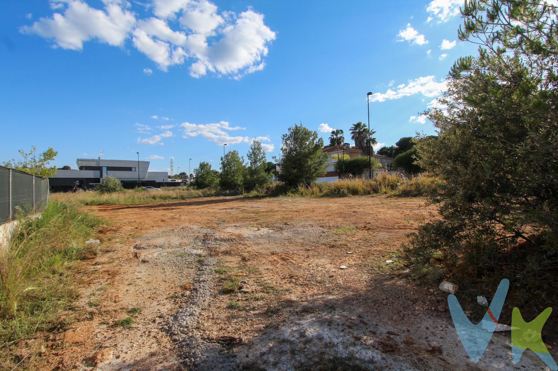 Se vende un terreno urbano ubicado en Calle Garellano 47, Suelo P-212 [M7], en la prestigiosa zona de El Vedat - Parque Marchadella, en Torrent. Este terreno ofrece la posibilidad de construir una vivienda a medida en un entorno tranquilo, seguro y rodeado de naturaleza, ideal para quienes buscan calidad de vida sin renunciar a la cercanía con la ciudad. La zona es residencial y exclusiva, con amplias calles, zonas verdes y un ambiente familiar. Solar de uso residencial familiar; Le corresponde una edificabilidad de doscientos setenta metros treinta decímetros cuadrados. Coeficiente de adjudicación: 0’38450%. Características del terreno y la ubicación:. Terreno urbano, con todas las facilidades para construir. Ubicado en una de las mejores zonas de El Vedat - Santa Apolonia, conocida por su tranquilidad y prestigio. Excelente conectividad con el centro de Torrent y Valencia, tanto en coche como en transporte público. Cerca de servicios esenciales, como supermercados, colegios, centros deportivos, restaurantes y zonas de ocio. Rodeado de espacios naturales y rutas para senderismo, ideal para los amantes de la naturaleza. Urbanización consolidada con vecinos residentes durante todo el año. Este terreno es una oportunidad única para construir la casa de tus sueños en un entorno exclusivo y con todas las comodidades. La descripción del presente inmueble e imágenes tienen mero carácter informativo y en ningún caso carácter contractual, pudiendo ser modificados por la inmobiliaria comercializadora sin que ello implique responsabilidad alguna frente a terceros. En el precio de venta a público, esta propiedad NO incluye los gastos de adquisición (Notario, registro, gestión, honorarios, etc…).