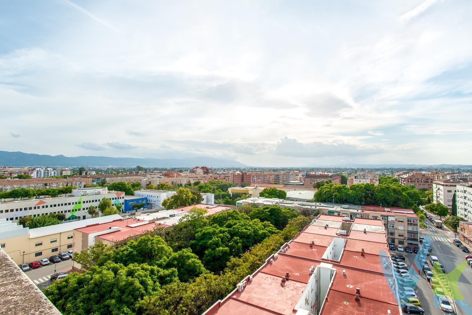 Te presentamos este encantador piso ubicado en la zona de El Ranero, San Basilio, un lugar ideal para disfrutar del confort y la cercanía al centro de Murcia. Con una superficie construida de 87 m² y útil de 70 m², esta propiedad cuenta con tres amplios dormitorios que ofrecen luminosidad gracias a su orientación oeste. Aunque se encuentra en estado original, esto te brinda la oportunidad perfecta para personalizarla según tus gustos y necesidades familiares. Disfruta también de unas agradables vistas donde podrás relajarte después de un largo día o compartir momentos inolvidables con los tuyos. Su ubicación estratégica permite acceder al corazón urbano en tan solo cinco minutos; ¡una gran ventaja! Este fabuloso piso con gran parte al exterior, lo que garantiza luz natural durante el día creando espacios acogedores e inspiradores dentro del hogar.